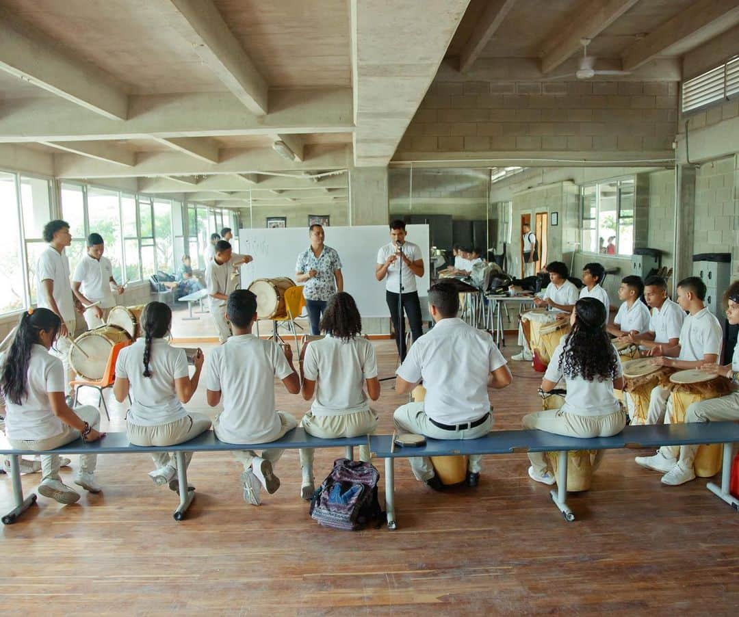 シャキーラさんのインスタグラム写真 - (シャキーラInstagram)「Este año, 10 años del colegio de Barranquilla, tantos logros!! @fpiesdescalzos」10月19日 23時32分 - shakira