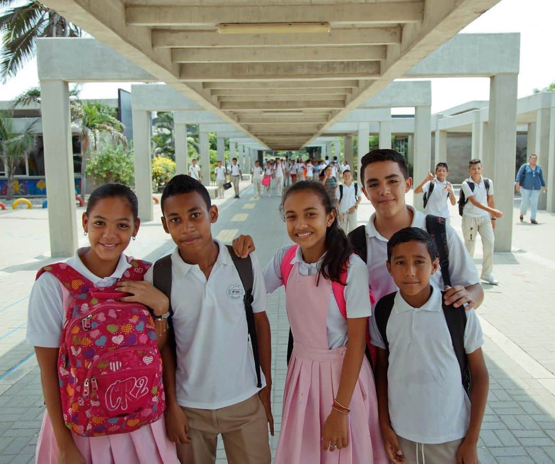 シャキーラさんのインスタグラム写真 - (シャキーラInstagram)「Este año, 10 años del colegio de Barranquilla, tantos logros!! @fpiesdescalzos」10月19日 23時32分 - shakira