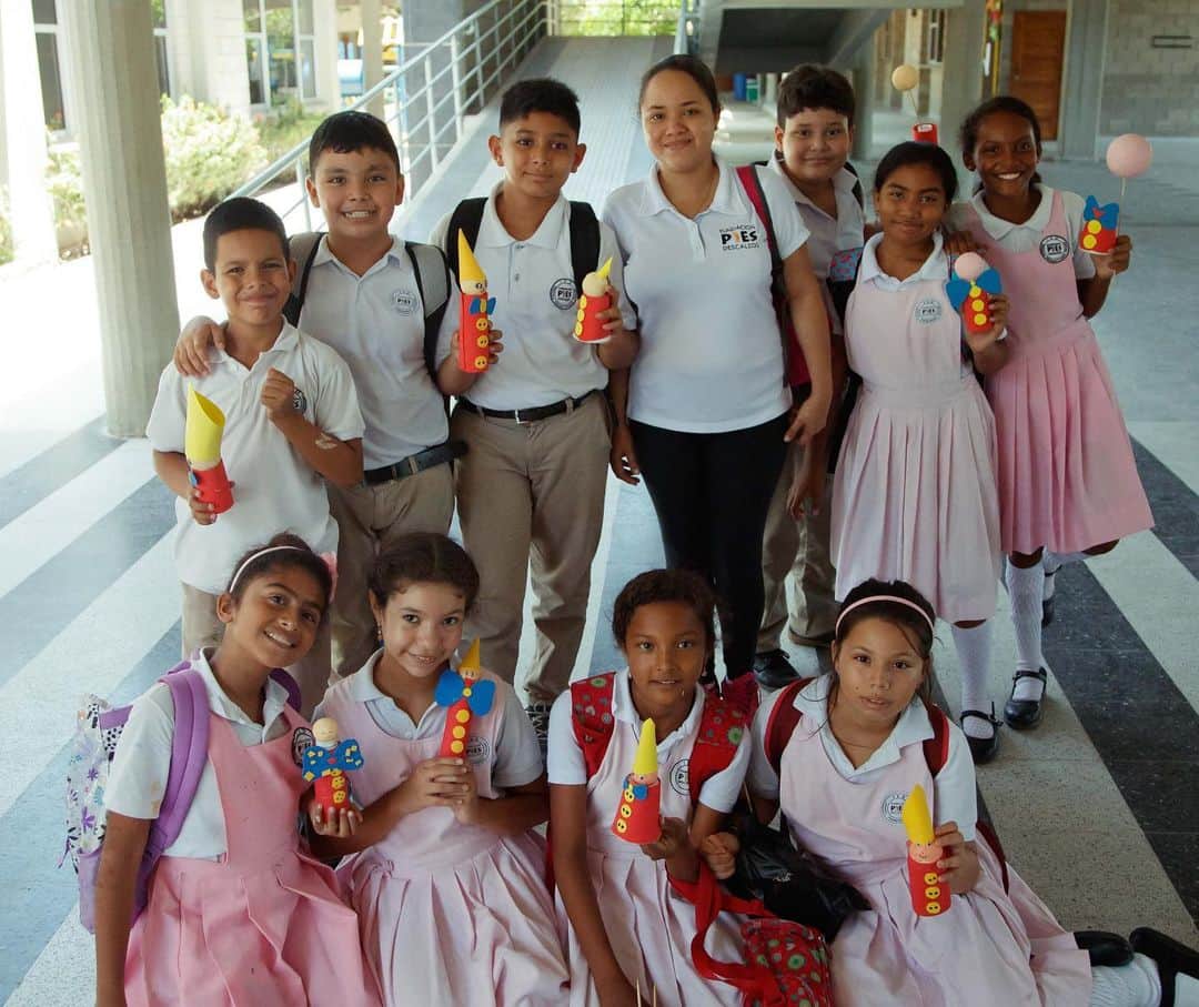 シャキーラさんのインスタグラム写真 - (シャキーラInstagram)「Este año, 10 años del colegio de Barranquilla, tantos logros!! @fpiesdescalzos」10月19日 23時32分 - shakira