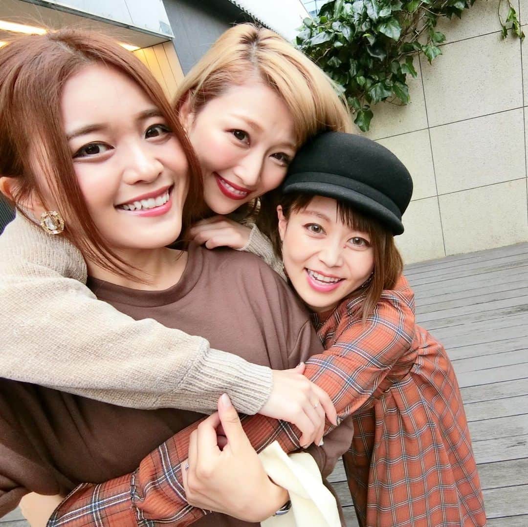 のインスタグラム：「仲良しメンバー♡♡ @higashisayumi  MCを務める 元水曜映画喫茶メンバー🎬でもあります★★ 短い時間だったけど 楽しかったランチタイムは みんな大好き💕 シェフズサラダ🥗  こんな密着して写真撮るの 楽しい💝 好き💋笑  #lunch #lunchtime #サラダランチ#ヘルシーランチ#シェフズサラダ#friends #happy#love#楽しい時間#smile #またすぐ会いたい#instagram#instagramjapan #instafood」