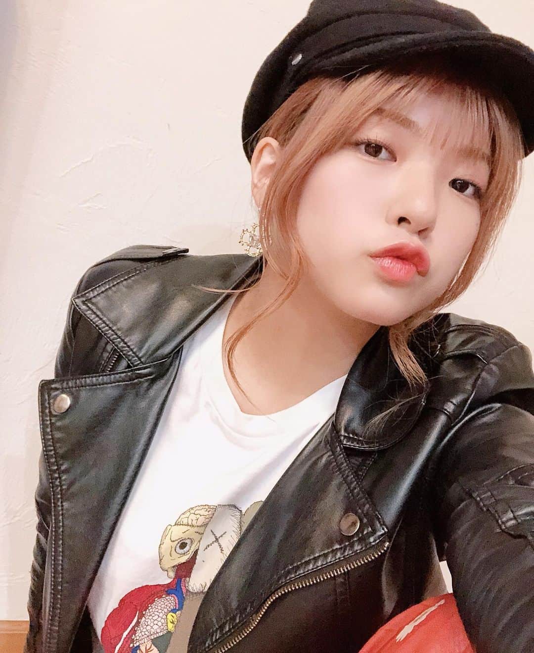 のインスタグラム：「ライダースの季節になりました〜〜㊗️ ・ ・ #ライダース #キャスケット #Ｔシャツ #kaws #秋服」