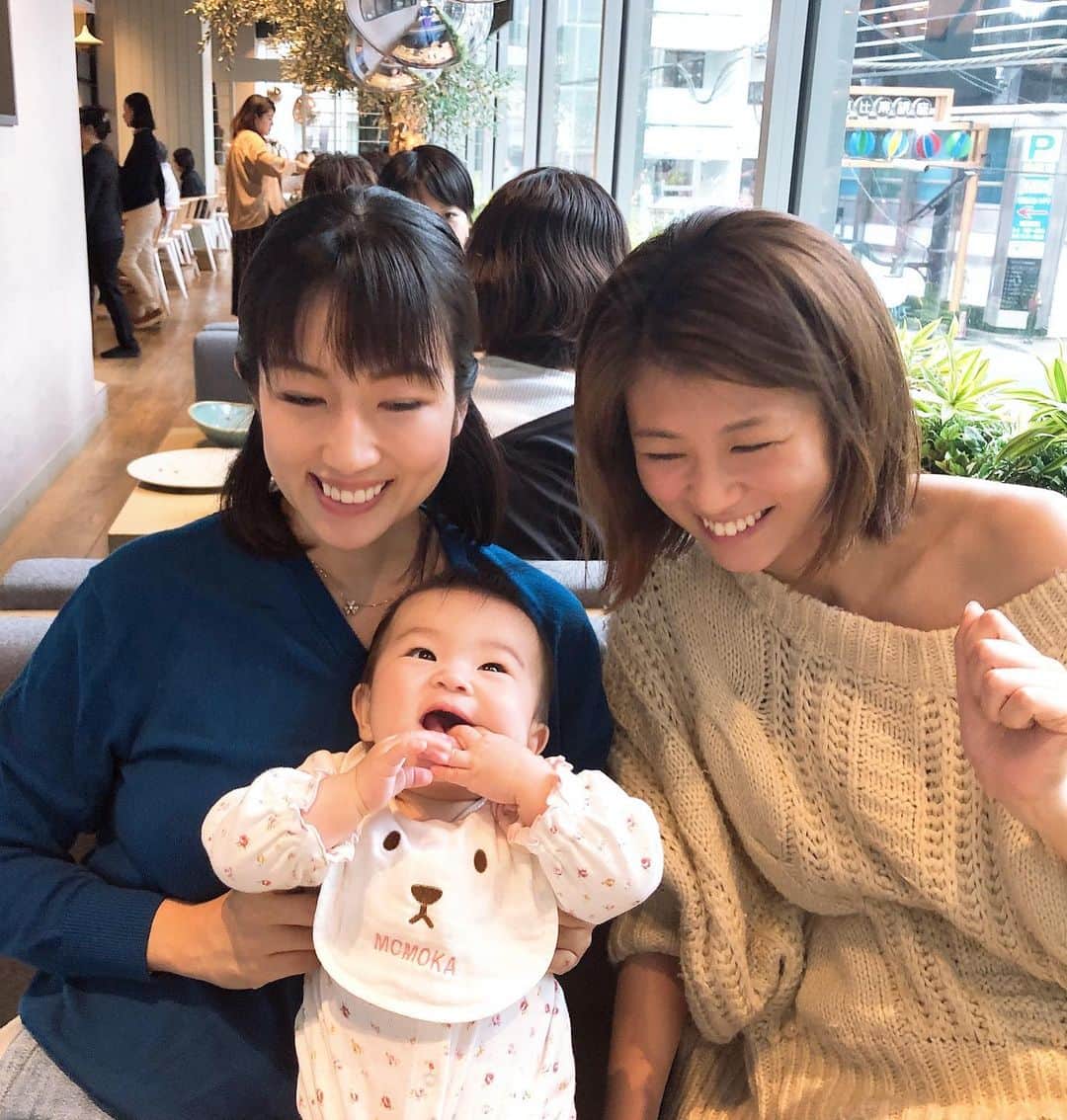 庄司ゆうこさんのインスタグラム写真 - (庄司ゆうこInstagram)「元グラビアアイドルの小阪有花ちゃんと💕 何回か会ったことはあったけどゆっくり話すのは初めて✨ ゆかちゃんは引退後、保育園を自分で立ち上げたり、今は保育のコンサルなどをやっていたりと子供が大好きでももちゃんもいっぱい可愛がってもらいました🤗✨ 話足りなくて来週も約束しちゃった❤️ そして5枚目はBX銀座で身体のメンテナンス(^^)フェイシャルと全身オイルトリートメントでめちゃくちゃ癒された😍途中イビキかいて寝てしまい、自分のイビキの音で起きて恥ずかしかった😂笑 #コスメキッチンアダプテーション#恵比寿ランチ#子連れランチ#小阪有花#庄司ゆうこ#元グラビアアイドル#女性起業家#女性経営者#経営者仲間#生後半年#ももちゃんです🤗#銀座エステ#bx#銀座#全身デトックス#フェイシャル#オイルトリートメント#癒された#爆睡」10月19日 23時36分 - yuko.shoji