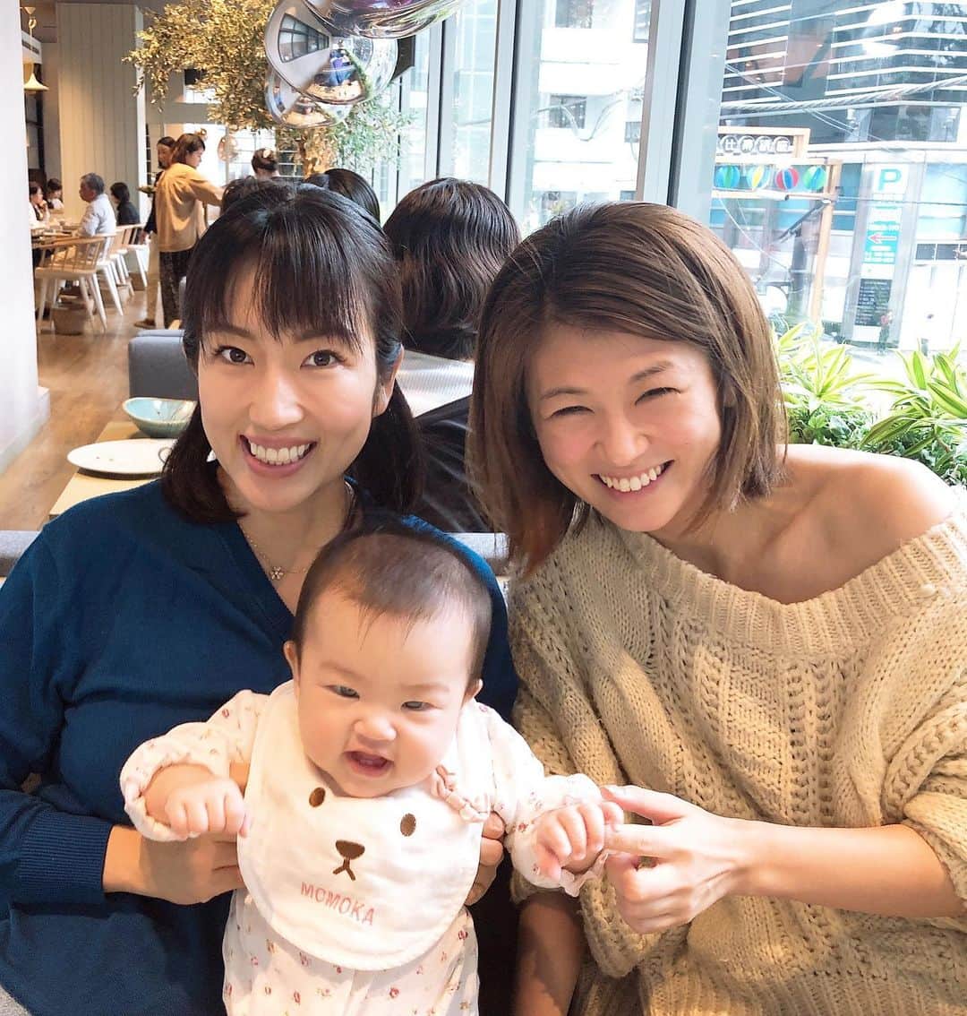 庄司ゆうこさんのインスタグラム写真 - (庄司ゆうこInstagram)「元グラビアアイドルの小阪有花ちゃんと💕 何回か会ったことはあったけどゆっくり話すのは初めて✨ ゆかちゃんは引退後、保育園を自分で立ち上げたり、今は保育のコンサルなどをやっていたりと子供が大好きでももちゃんもいっぱい可愛がってもらいました🤗✨ 話足りなくて来週も約束しちゃった❤️ そして5枚目はBX銀座で身体のメンテナンス(^^)フェイシャルと全身オイルトリートメントでめちゃくちゃ癒された😍途中イビキかいて寝てしまい、自分のイビキの音で起きて恥ずかしかった😂笑 #コスメキッチンアダプテーション#恵比寿ランチ#子連れランチ#小阪有花#庄司ゆうこ#元グラビアアイドル#女性起業家#女性経営者#経営者仲間#生後半年#ももちゃんです🤗#銀座エステ#bx#銀座#全身デトックス#フェイシャル#オイルトリートメント#癒された#爆睡」10月19日 23時36分 - yuko.shoji
