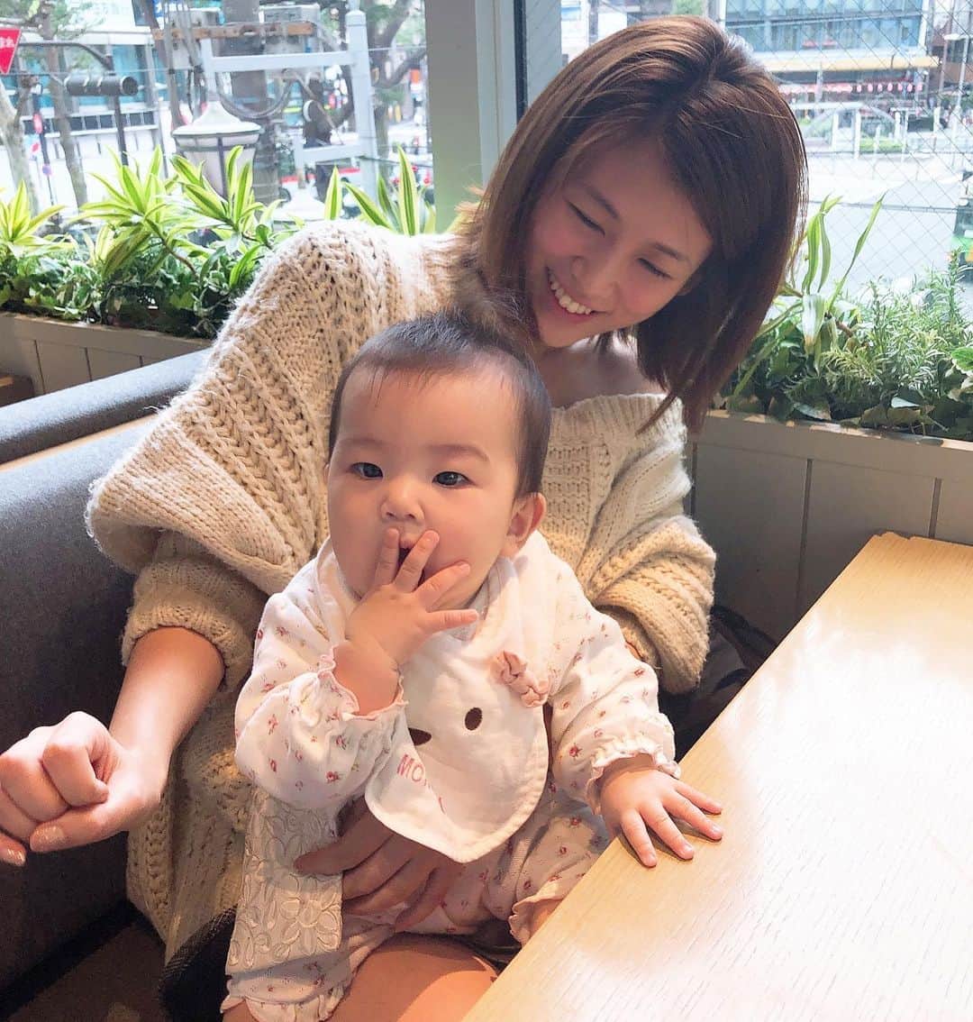 庄司ゆうこさんのインスタグラム写真 - (庄司ゆうこInstagram)「元グラビアアイドルの小阪有花ちゃんと💕 何回か会ったことはあったけどゆっくり話すのは初めて✨ ゆかちゃんは引退後、保育園を自分で立ち上げたり、今は保育のコンサルなどをやっていたりと子供が大好きでももちゃんもいっぱい可愛がってもらいました🤗✨ 話足りなくて来週も約束しちゃった❤️ そして5枚目はBX銀座で身体のメンテナンス(^^)フェイシャルと全身オイルトリートメントでめちゃくちゃ癒された😍途中イビキかいて寝てしまい、自分のイビキの音で起きて恥ずかしかった😂笑 #コスメキッチンアダプテーション#恵比寿ランチ#子連れランチ#小阪有花#庄司ゆうこ#元グラビアアイドル#女性起業家#女性経営者#経営者仲間#生後半年#ももちゃんです🤗#銀座エステ#bx#銀座#全身デトックス#フェイシャル#オイルトリートメント#癒された#爆睡」10月19日 23時36分 - yuko.shoji
