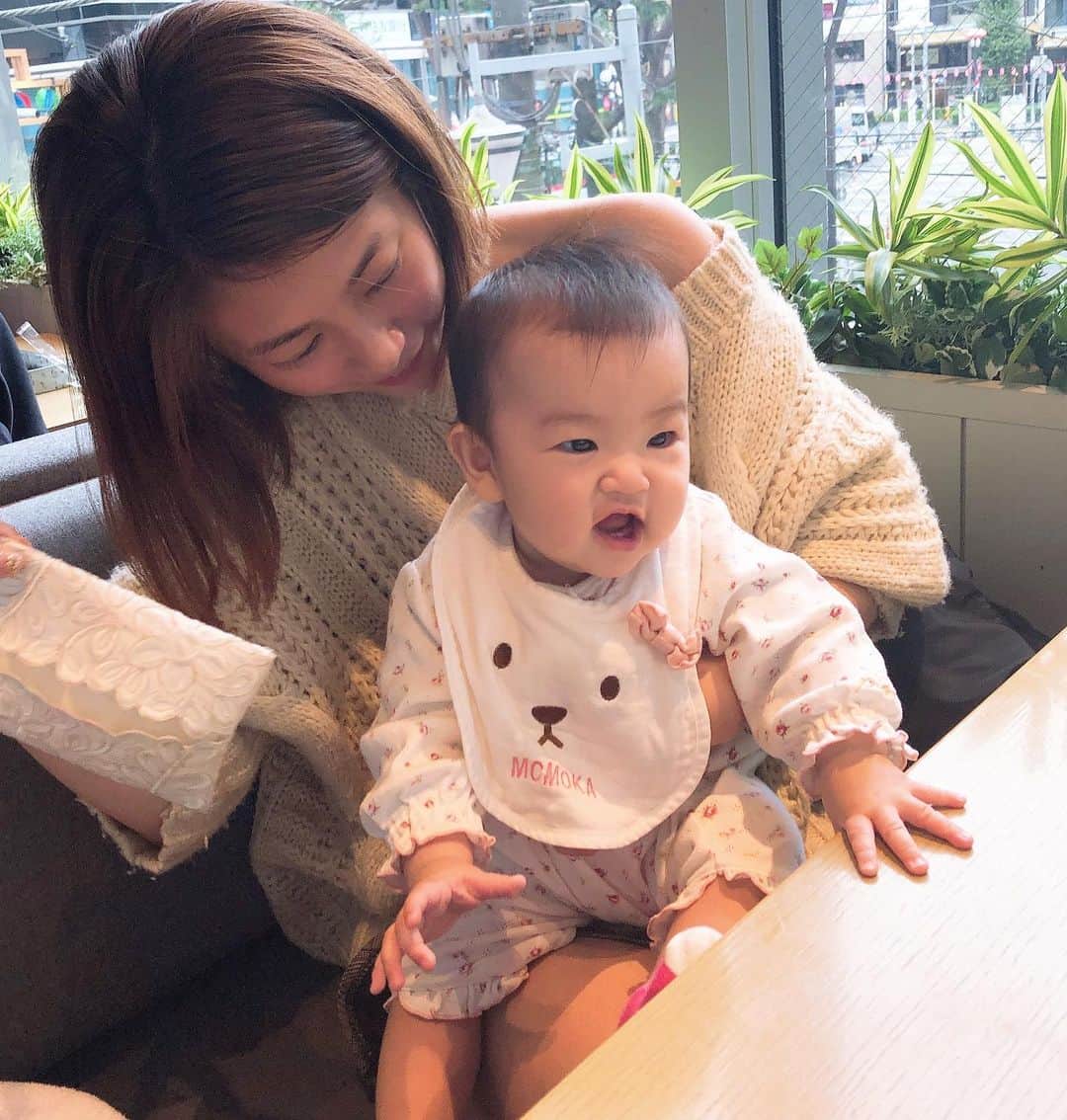 庄司ゆうこさんのインスタグラム写真 - (庄司ゆうこInstagram)「元グラビアアイドルの小阪有花ちゃんと💕 何回か会ったことはあったけどゆっくり話すのは初めて✨ ゆかちゃんは引退後、保育園を自分で立ち上げたり、今は保育のコンサルなどをやっていたりと子供が大好きでももちゃんもいっぱい可愛がってもらいました🤗✨ 話足りなくて来週も約束しちゃった❤️ そして5枚目はBX銀座で身体のメンテナンス(^^)フェイシャルと全身オイルトリートメントでめちゃくちゃ癒された😍途中イビキかいて寝てしまい、自分のイビキの音で起きて恥ずかしかった😂笑 #コスメキッチンアダプテーション#恵比寿ランチ#子連れランチ#小阪有花#庄司ゆうこ#元グラビアアイドル#女性起業家#女性経営者#経営者仲間#生後半年#ももちゃんです🤗#銀座エステ#bx#銀座#全身デトックス#フェイシャル#オイルトリートメント#癒された#爆睡」10月19日 23時36分 - yuko.shoji