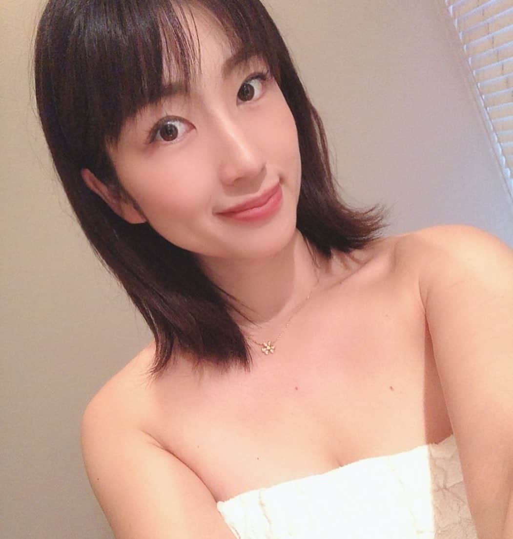 庄司ゆうこさんのインスタグラム写真 - (庄司ゆうこInstagram)「元グラビアアイドルの小阪有花ちゃんと💕 何回か会ったことはあったけどゆっくり話すのは初めて✨ ゆかちゃんは引退後、保育園を自分で立ち上げたり、今は保育のコンサルなどをやっていたりと子供が大好きでももちゃんもいっぱい可愛がってもらいました🤗✨ 話足りなくて来週も約束しちゃった❤️ そして5枚目はBX銀座で身体のメンテナンス(^^)フェイシャルと全身オイルトリートメントでめちゃくちゃ癒された😍途中イビキかいて寝てしまい、自分のイビキの音で起きて恥ずかしかった😂笑 #コスメキッチンアダプテーション#恵比寿ランチ#子連れランチ#小阪有花#庄司ゆうこ#元グラビアアイドル#女性起業家#女性経営者#経営者仲間#生後半年#ももちゃんです🤗#銀座エステ#bx#銀座#全身デトックス#フェイシャル#オイルトリートメント#癒された#爆睡」10月19日 23時36分 - yuko.shoji