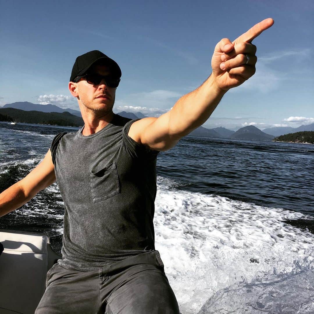 ジョシュア・ダラスのインスタグラム：「Forward! The only way to go. #forward」