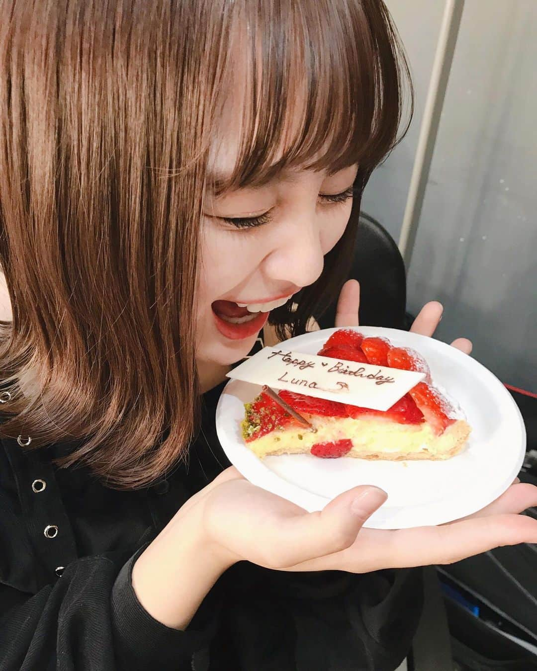 Luna.（ルナ）さんのインスタグラム写真 - (Luna.（ルナ）Instagram)「誕生日を迎えました🎂 今日は撮影で、サプライズでみなさんにお祝いしていただきました☺️本当にありがとうございました！！ ！  みなさん 1つ歳を重ねたLuna.を よろしくお願いしますっ( ◡̈)ง」10月19日 23時48分 - luna.singuitar