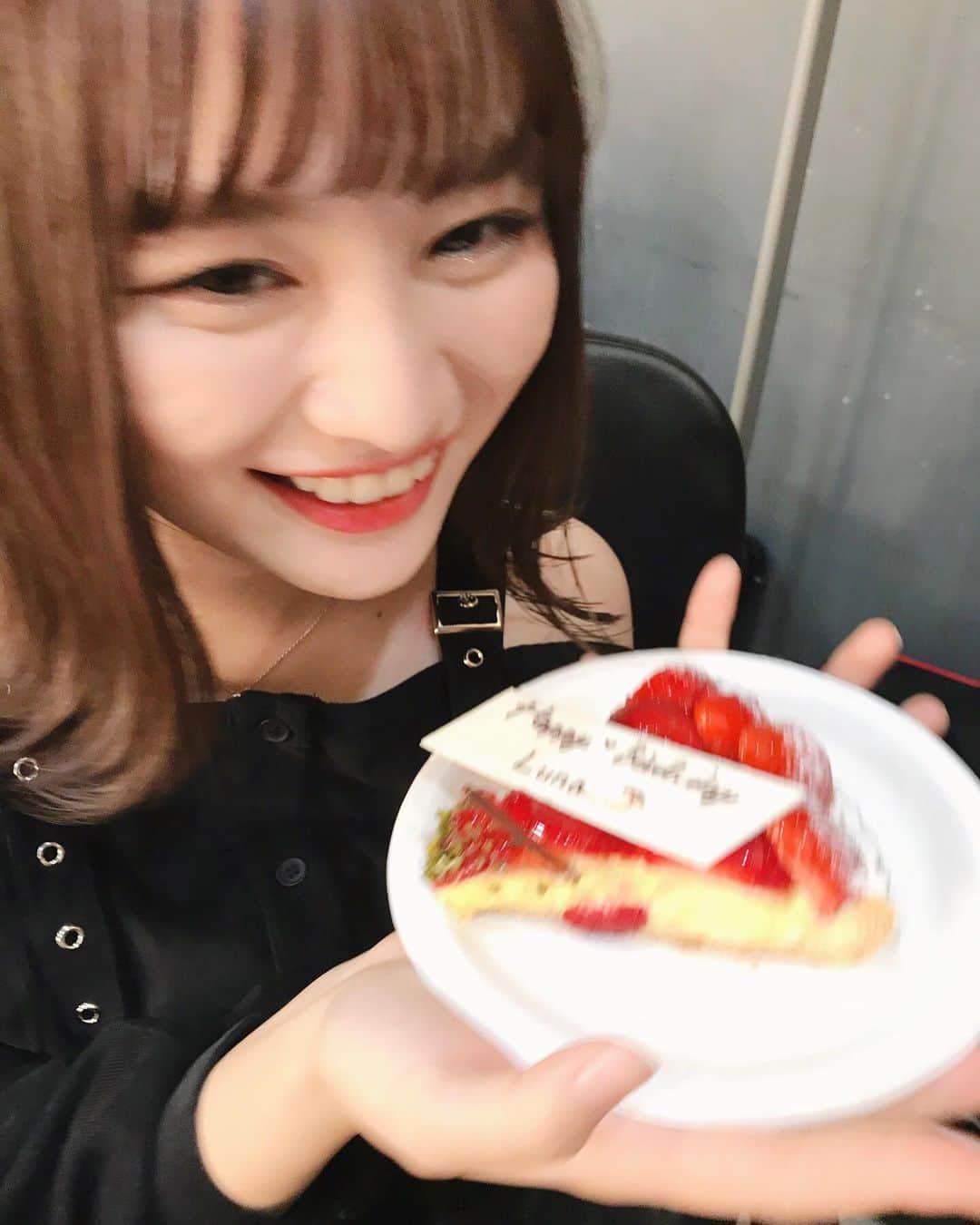 Luna.（ルナ）さんのインスタグラム写真 - (Luna.（ルナ）Instagram)「誕生日を迎えました🎂 今日は撮影で、サプライズでみなさんにお祝いしていただきました☺️本当にありがとうございました！！ ！  みなさん 1つ歳を重ねたLuna.を よろしくお願いしますっ( ◡̈)ง」10月19日 23時48分 - luna.singuitar