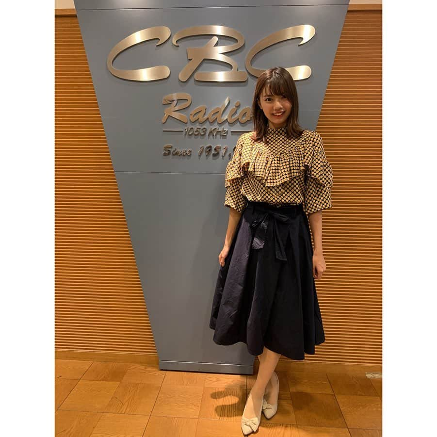 加藤里奈（カトリーナ）さんのインスタグラム写真 - (加藤里奈（カトリーナ）Instagram)「💛💙💛💙💛💙 観戦コーデ➡️スワイプして下さい！ 今日はドラフト翌日ということで 昨年のドラ1根尾選手のユニフォームで コーディネートしました✨ グッズは手作りのミニフラッグ🚩 お便りテーマとかけまして「はじめまして！！石川昂弥選手」 と書きましたー😆💙 * ✔️tops @libbyandrose_official ✔️skirt @discoat_official ✔️pumps @gu_global * * #libbyandrose #discoat #gu #gu_for_all #フレアスカート #大人コーデ #今日の服 #コーディネート #インスタ野球女子 #アラサーコーデ #お仕事コーデ #中日ドラゴンズ #dragons #cbcラジオ #アナウンサー #衣装 #私服 #秋コーデ #秋コーディネート #野球女子 #野球観戦 #野球好きな人と繋がりたい #ドラフト会議 #石川昂弥 #根尾昂 #はじめまして #フラッグ #手作り感満載 #手作り」10月19日 23時51分 - rinakatoktriiina