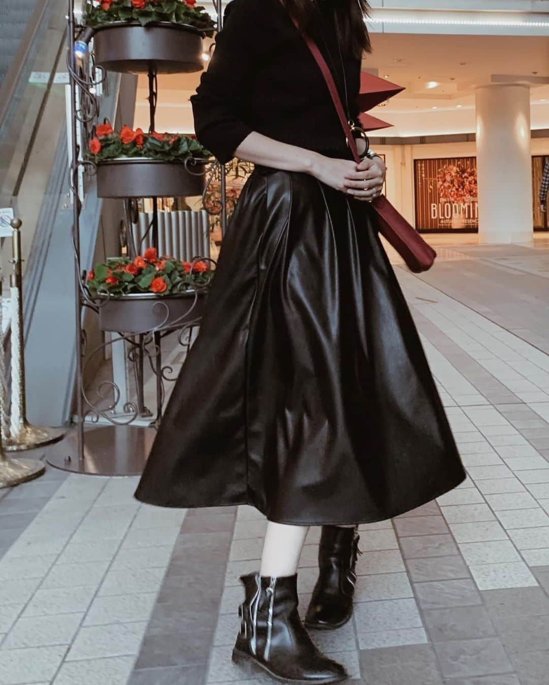 堀江直美さんのインスタグラム写真 - (堀江直美Instagram)「ALL BLACK ❤️ * ニット✖️エコレザー * 異素材の組み合わせが👌🏻新作の襟付きリブニットが使いやすすぎる💯 * #HIAND#コーデ#コーディネート#スカートコーデ#hermes#エルメス#ミニエブリン#外巻き#巻き髪アレンジ#ワントーンコーデhnHIAND」10月19日 23時58分 - naomiiiiiiiiiiii