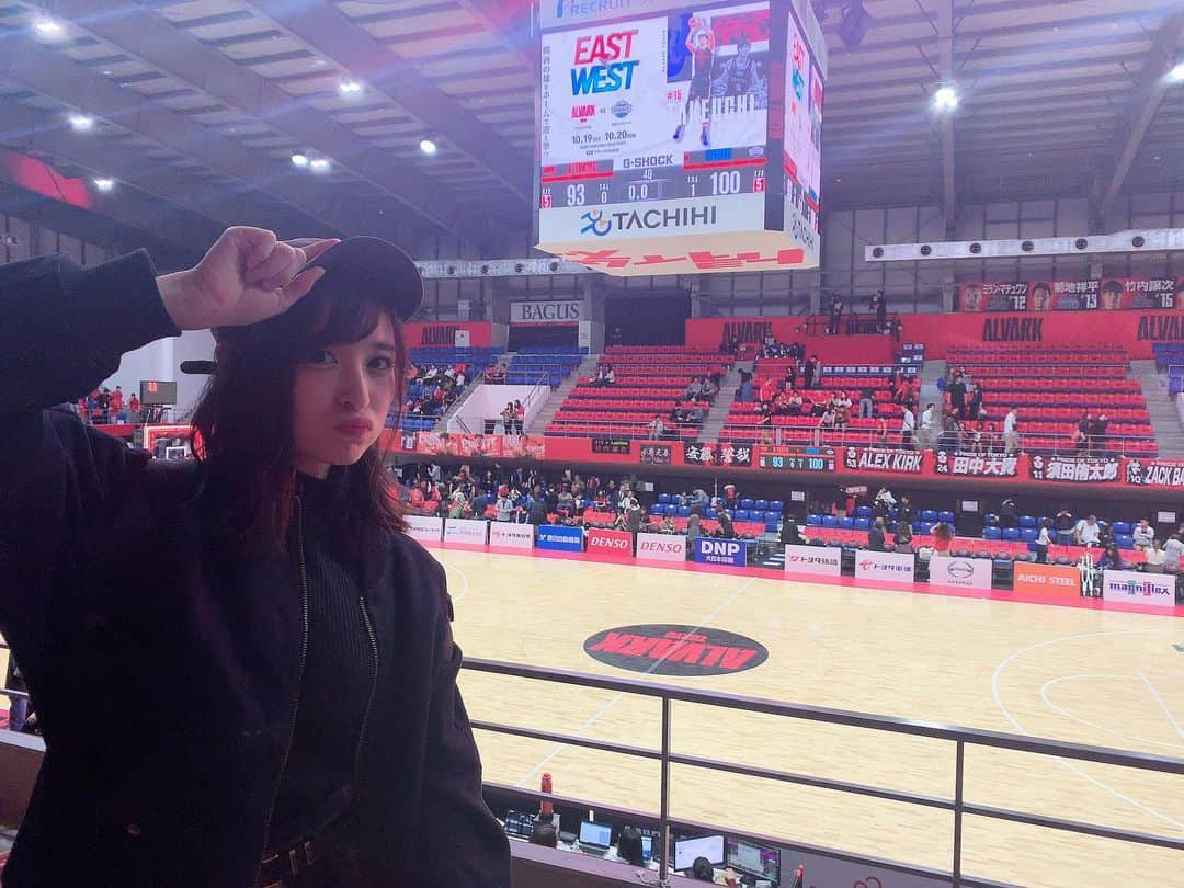 中崎絵梨奈さんのインスタグラム写真 - (中崎絵梨奈Instagram)「第4節 #アルバルク東京 vs #京都ハンナリーズ  もうなんか「やばい。」を何回言ったかわからない試合だった（笑）とにかく前半は3P合戦。 ハンナリーズの #松井啓十郎 選手は3P打ったら入る。笑 もうぼんぼん入る。笑 でも松井選手だけじゃなくて、#ジュリアンマブンガ 選手、 #デイヴィッドサイモン 選手、アルバルクの #田中大貴 選手、 #安藤誓哉 選手、 #竹内譲次 選手、 #菊池祥平 選手 #須田侑太郎 選手も3Pボンボンと、、。 3P合戦なん？って笑えてくるくらいシュートタッチが良すぎてまるでバスケのゲーム🎮をみてるみたいだった、、。 松井選手も取材で言ってたけどアルバルクに関しては誰が打っても3P入るん？状態でした（笑） そんな中、わたし的MVPの松井選手は3Pなんと7/9！ 凄すぎる！！ #村上直 選手はディフェンスで活躍してて、元シーホースの2人が京都でいい味出してる！という印象でした！  2Qの3:14ごろの永吉選手からのスティールから早いトランジションで、マブンガ選手から村上選手へのアシストがたまらんかったです！！！ インサイドはマブンガ選手とサイモン選手が凄すぎて、その2人がいるからこそ松井選手が安心して3P打てて、、、そこの連携とか信頼とかがめちゃくちゃ良かった！！ アルバルクは安藤選手からカーク選手、田中選手からカーク選手、というここの流れの連携が素晴らしくてアリウープやナイスアシストが多くて高まった！！田中選手の判断力だったり安藤選手のドライブセンス、、、 もうどっちが勝ってもおかしくない状況が続いたけど最後は京都の勢いからか、アンスポだったり、シュートが決まらなくなったアルバルクがなかなか得点出来ず、京都が勝利！！ もうずっと楽しくてずっとはしゃいでおりました（笑） バスケ楽しい、、、今日も幸せでございました。  #中﨑絵梨奈のドバッとBリーグ観戦記録  #Bリーグ  #Bリーグ観戦 #bleague #バスケ #  #スポーツ観戦女子 #バスケ好きな人と繋がりたい #スポーツ観戦 #バスケ女子 #japan #basketball #スポーツ #sports #アイドル！ #中崎絵梨奈 #ぷに子」10月19日 23時59分 - chu_erina