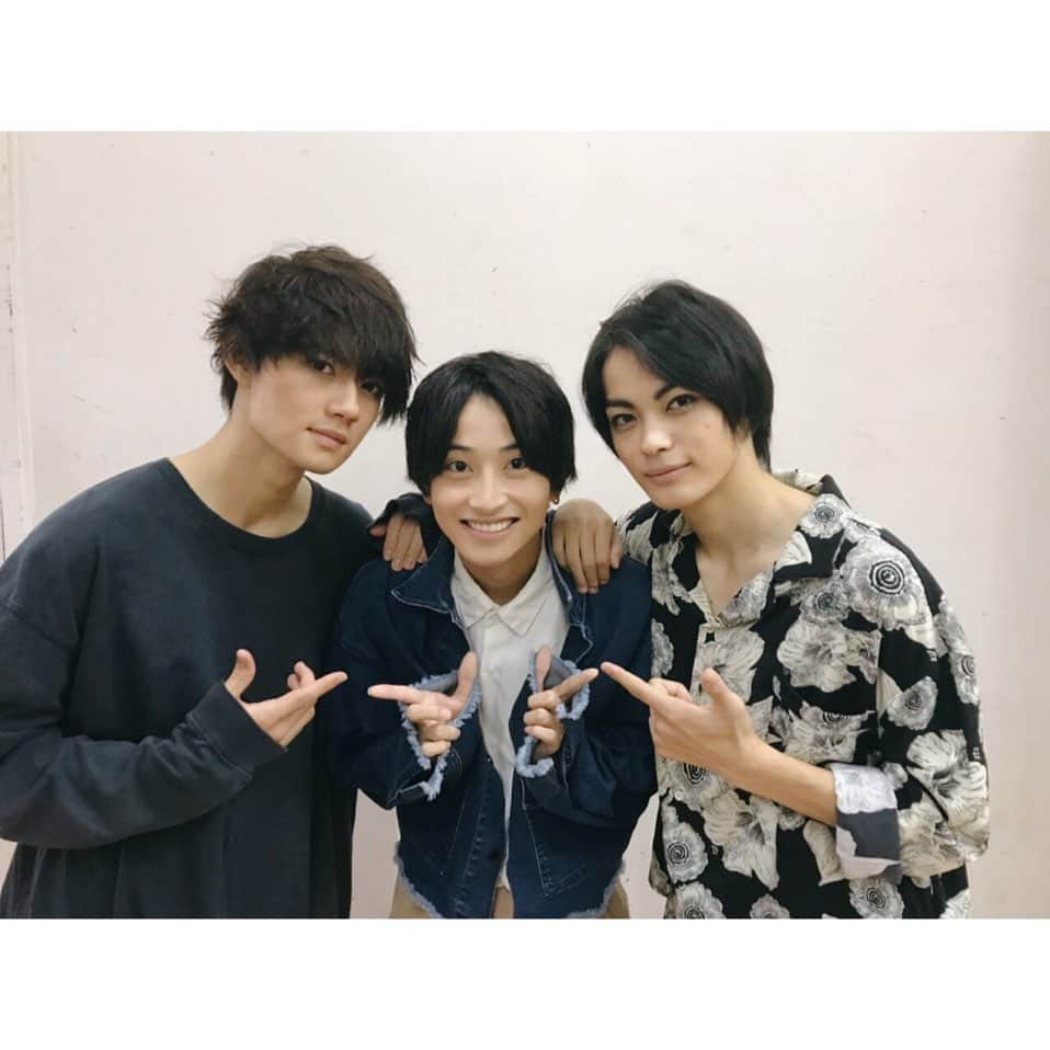 佐野勇斗さんのインスタグラム写真 - (佐野勇斗Instagram)「ようぢくん こうすけ 来てくれてありがとうー！  まだまだ本番は続きます  ぜひ観に来てくださいー！  #里見八犬伝 #佐野勇斗 #MILK」10月20日 0時04分 - sanohayato_milk