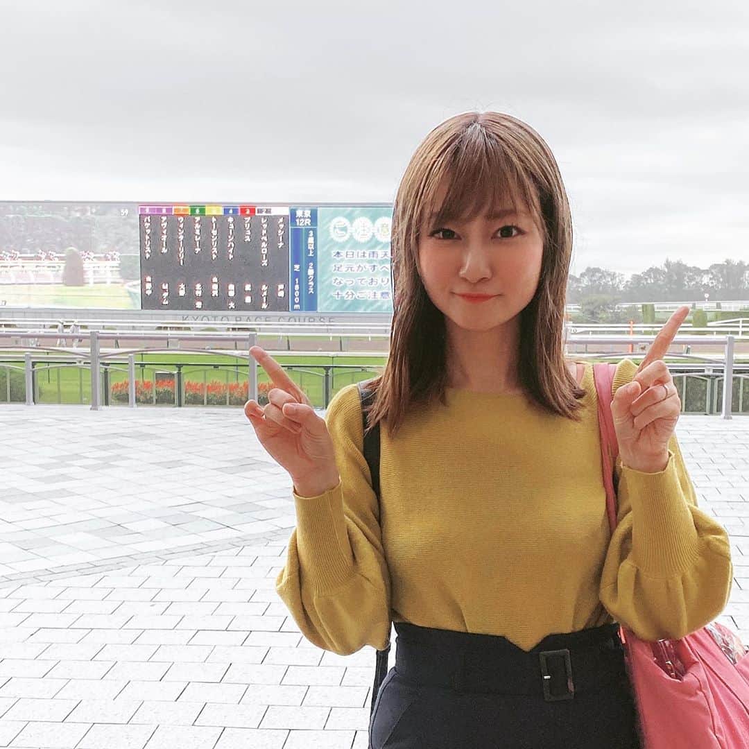 ヒラヤマンのインスタグラム：「京都競馬場。天気悪かったけどとても楽しめた！ゼロから作る番組で次回やる時は事前告知するけん競馬に詳しいみんなぜひ一緒に出演してね♡顔出し有無も確認するけん！ #京都競馬場 #YouTube #新しいチャンネル」