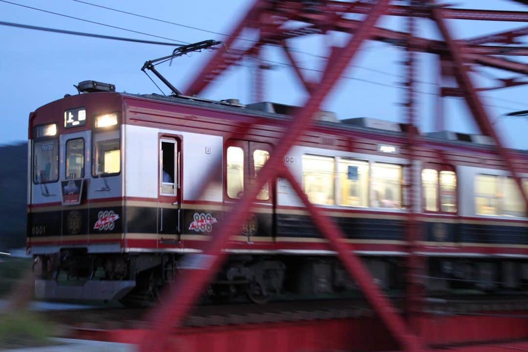 徳永ゆうきさんのインスタグラム写真 - (徳永ゆうきInstagram)「. . VBB長野公演の時に撮った 千曲川橋梁を渡る上田電鉄。 凄く印象に残ってるこの綺麗な赤色の鉄橋も 台風の影響で崩落してるみたい。 １日でも早く元の橋梁に戻るよう 祈るばかりです。 . #鉄道写真 #撮り鉄 #鉄道好き #上田電鉄 #千曲川橋梁 #千曲川 #6000系 #上田行き #さなだどりーむ号 #流し撮り」10月20日 0時10分 - tokuchan_1113