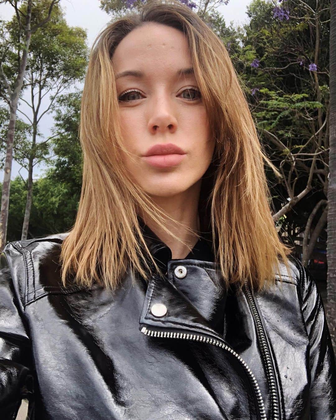 エミリー・スコットのインスタグラム：「Just out wandering in the rain brb..」