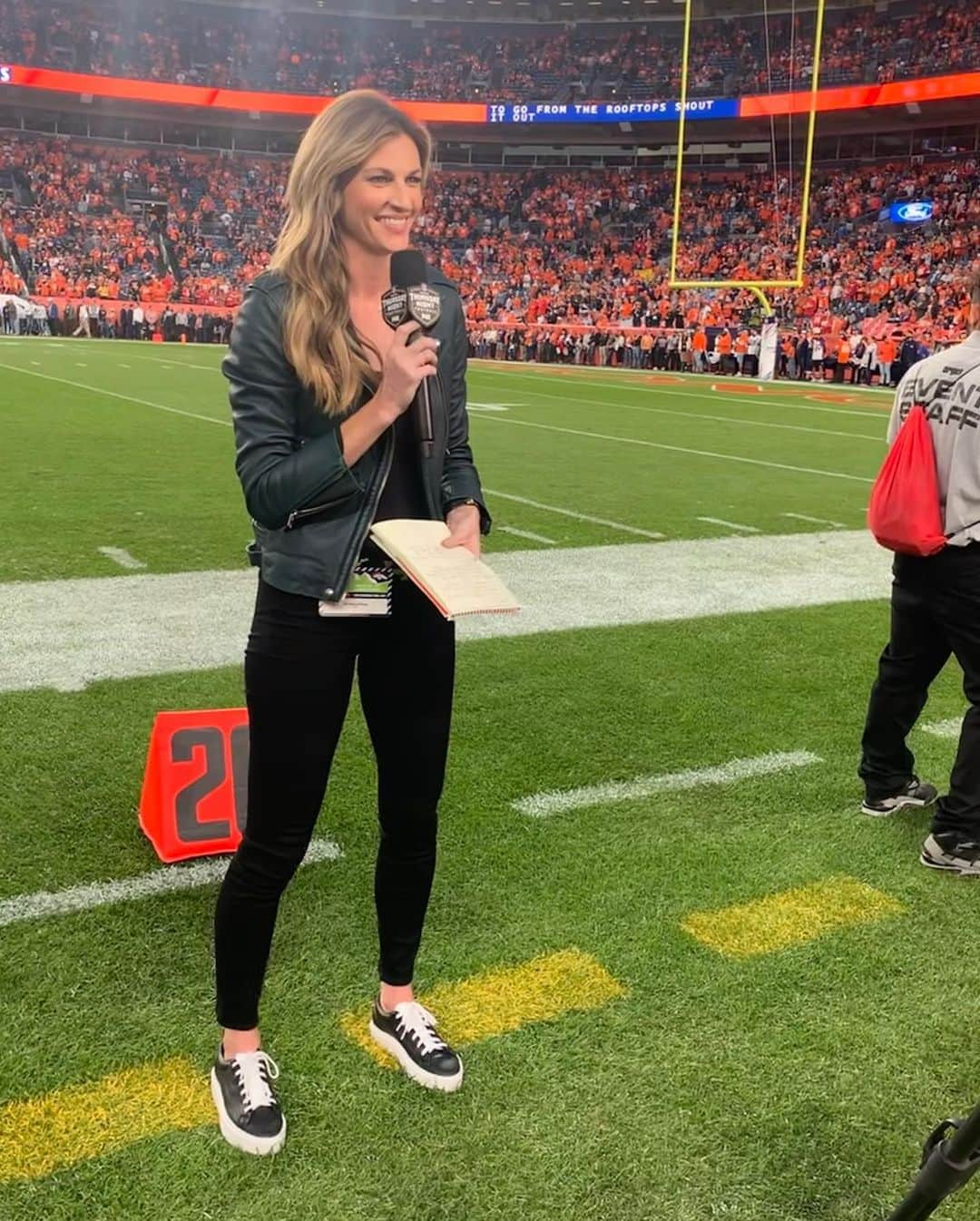 エリン・アンドリューズさんのインスタグラム写真 - (エリン・アンドリューズInstagram)「Week 7 Thursday Night @nflonfox」10月20日 0時15分 - erinandrews