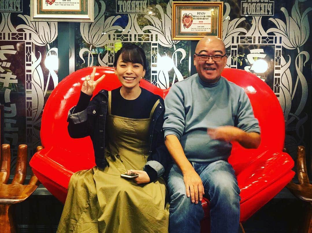 杜このみのインスタグラム：「いつもロケでお世話になっている、仲良しのドライバーさん 花田さん♪  いつもニコニコ笑顔の花田さんに癒されています♪ ＃ドライバーさん ＃ラッキーピエロでの一枚 ＃なぜかカップルシートに座ってみた。」
