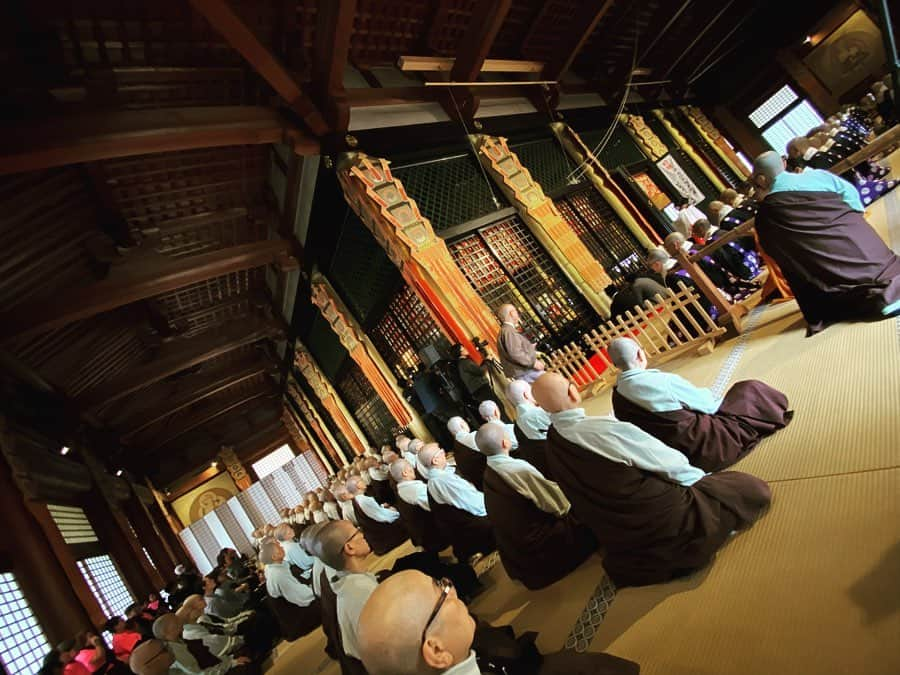 寺田有希さんのインスタグラム写真 - (寺田有希Instagram)「【高野山から平和を祈る3日間】world peace gathering in koyasan 2019 ・ ・ 世界の僧侶が一堂に会して平和を祈る 『world peace gathering』 世界各国で行われているこの催しが、初めて！高野山で開催されました✨ ・ ・ そんな記念すべき今回！ ご縁があって司会をお任せ頂きまして、高野山にやってきたのですー😂✨✨ ・ ・ #wpgkoyasan https://wpg-koyasan.com ・ ・ まずは世界から約400名もの僧侶さんが壇上伽藍に一堂に会して、大法会を ・ ・ いやー 空気感がすごかった😳✨ ・ ・ 中央部分には『東日本大震災早期復興』の文字が。最近では台風15号に、続いての台風19号…大豪雨もあったし、自然災害続きの日本 ・ ・ そんな日本で、世界の僧侶さんたちが平和を祈ってくれるのは… ・ ・ なんだか嬉しかった✨ 私も3日間、心からの平和を祈りたいと思います ・ ・ #高野山 #koyasan #壇上伽藍 #金堂 #寺田有希 #teradayuki」10月20日 0時29分 - terada_yuki