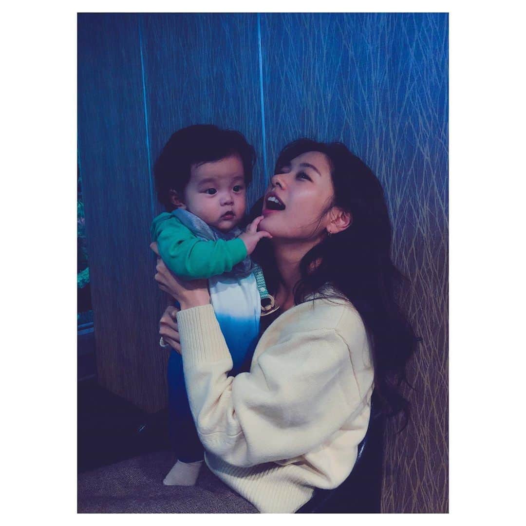 チョン・ソミンのインスタグラム：「💚💙💚💙 #이번엔턱을쥐어본다」