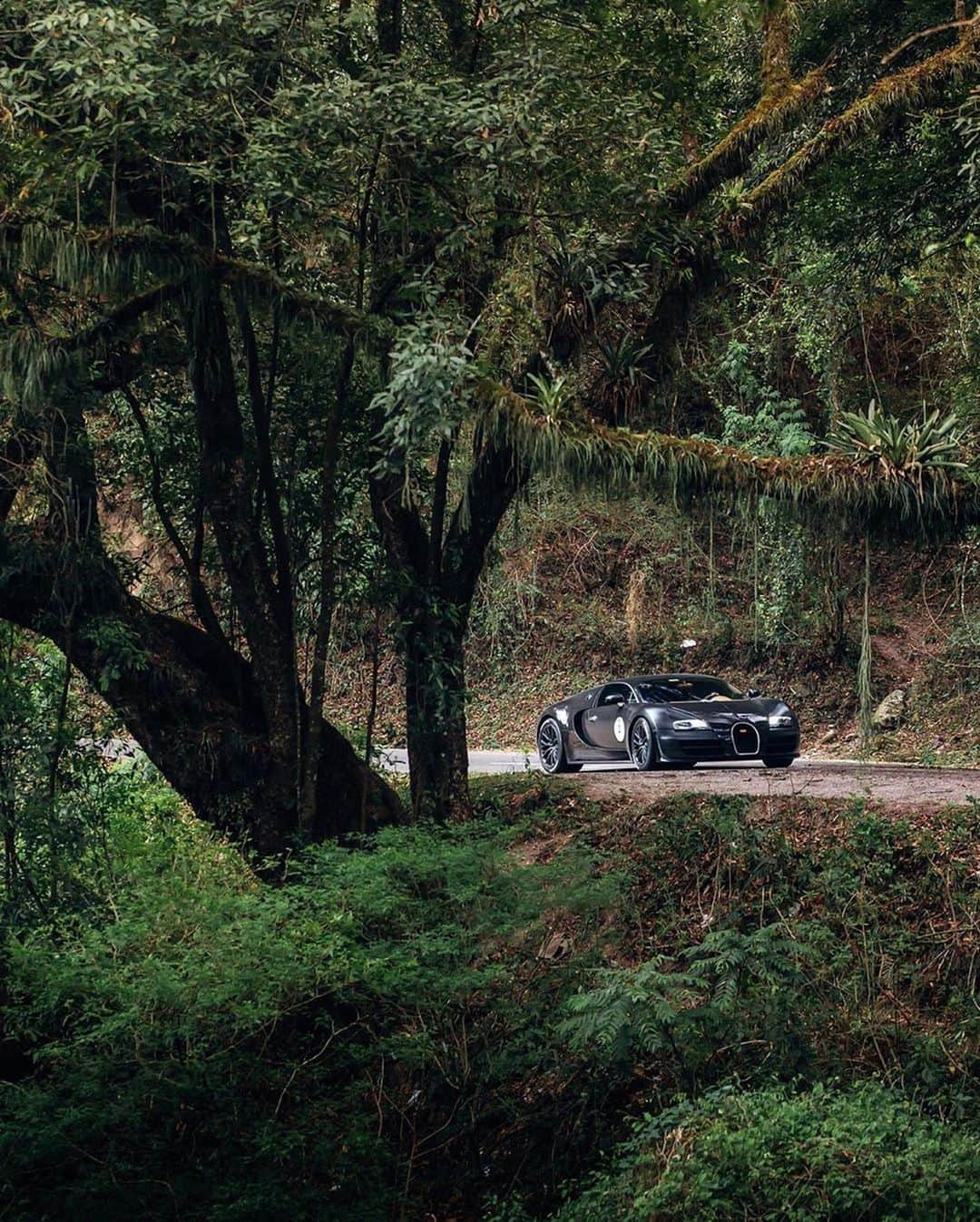 CARLiFESTYLEさんのインスタグラム写真 - (CARLiFESTYLEInstagram)「Road trip in a Bugatti? Yes! 😎 you? Photo by @alexpenfold #carlifestyle @mwvmnw #bugatti #veyron #eb110」10月20日 0時44分 - carlifestyle