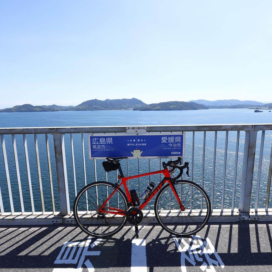 のインスタグラム：「先月の快晴のしまなみ海道！広島と愛媛の県境。絶対また行くぞー！  #ロードバイク  #しまなみ海道  #hair equal #三国美容室 #三国 #キッズルーム #子連れでいける  #hair#hairstyle #スタッフ募集 #縮毛矯正が得意  #コタ #COTA #ヘアケア #駅ちか #美容室 #美容室求人 #美容師募集 #スタイリスト募集 #アシスタント募集 #メンズ  #メンズヘア #ボブ #子供カット #トリートメント  #トキオトリートメント #酸性ストレート  #酸性デジタルパーマ #ヘアドネーション #写真好きな人と繋がりたい」