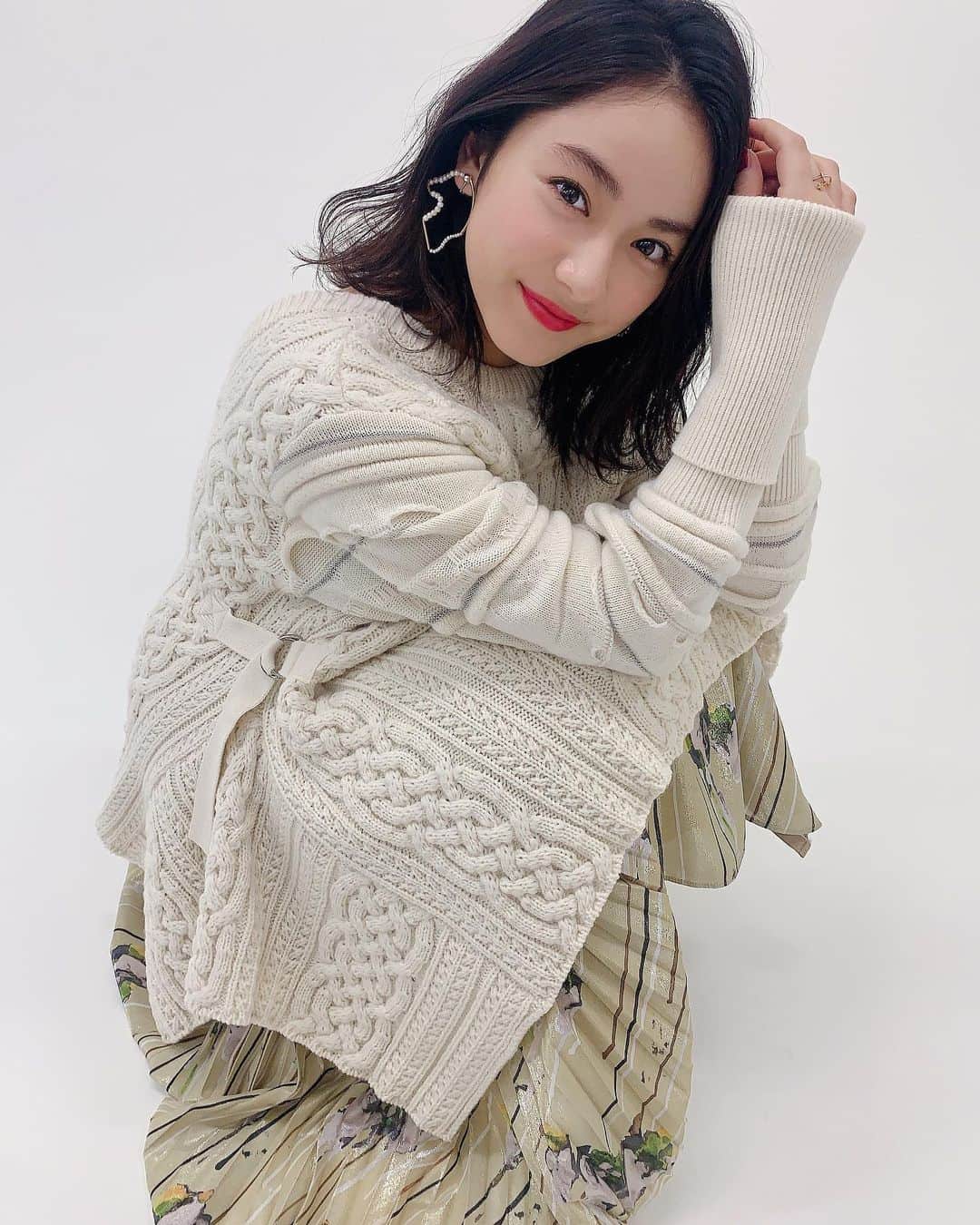 川上舞乃のインスタグラム：「アッププラス表紙巻頭 11月号発売中！！ かわい子ちゃんにどんどん寄りますねー❤️ あっ…クリスマスコフレ…🎄 えっ今年もう終わりますやん…  誌面見たらめちゃくちゃ欲しいものがありすぎましたが、シャワーヘッドや足ウォーマーなどを買う前に引越した際に捨ててしまったベッドと毛布買わないと本格的に寒くなって凍死の危険があると思いましたよね。  #平祐奈 #アッププラス」