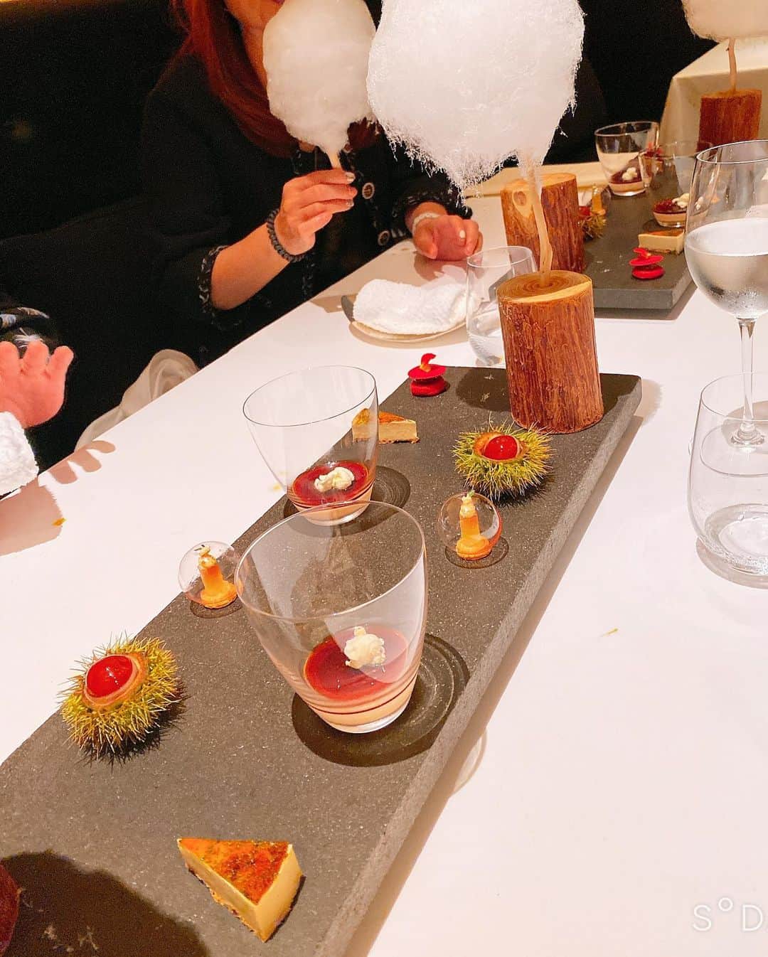 木村安梨沙さんのインスタグラム写真 - (木村安梨沙Instagram)「今日は本当に素敵な方々とのお食事会に 夫婦で誘っていただいたので行ってきました✨ 本当にどれも美味しくて、 目でも楽しめる料理がたくさん！！！ この他にあと、2品あったけど撮るの忘れてた🙁 地球がテーマのコース料理🍽 ペアリングはほとんど日本酒だったのはビックリ💕 楽しかったです❤️」10月20日 0時54分 - arisa1208