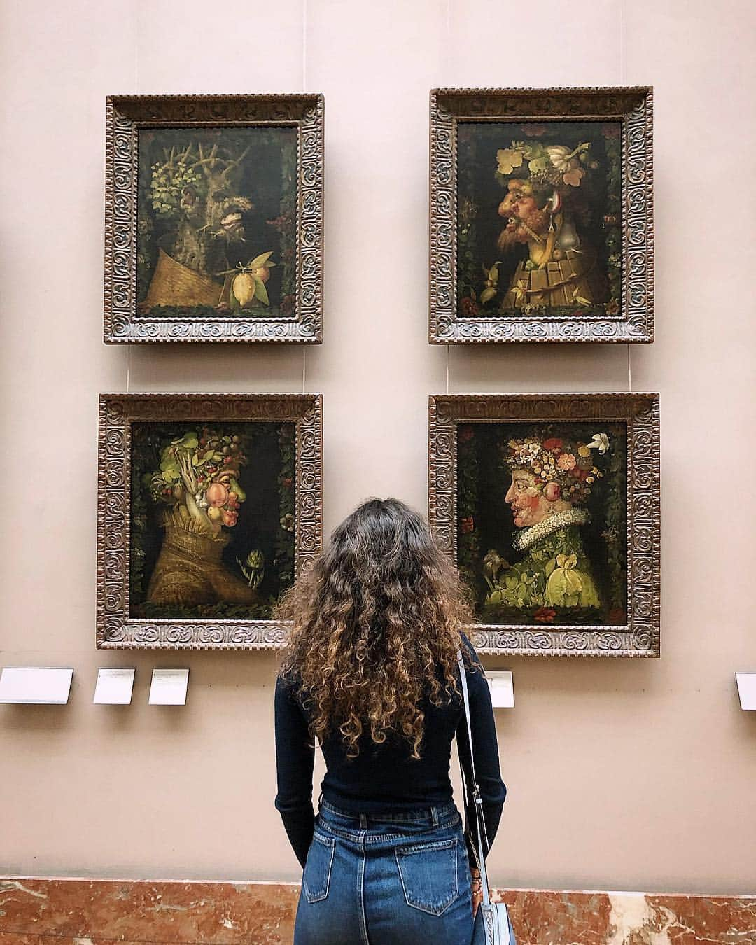 ファニー・ペルティエのインスタグラム：「🎨 🎨🎨 #arcimboldo #art #dayoff #curlyhair 📸 @nawalmenikerrr」