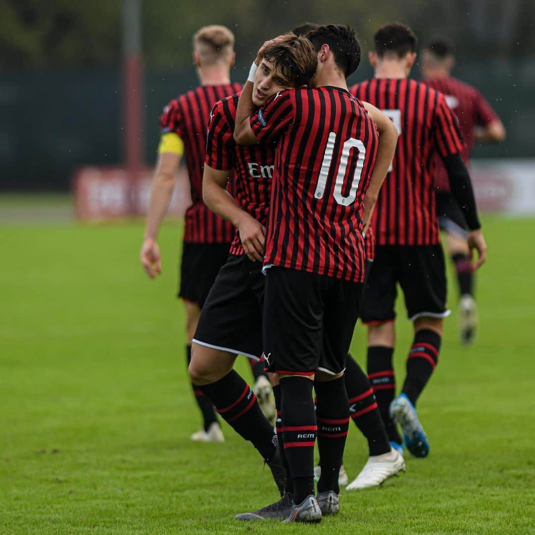 ACミランさんのインスタグラム写真 - (ACミランInstagram)「✌🏻 #MilanPrimavera ✌🏻 Great comeback win for our U-19’s 🔴⚫️ #MilanCremonese #MilanYouth #SempreMilan」10月20日 0時56分 - acmilan