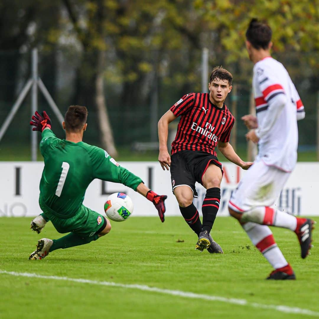 ACミランさんのインスタグラム写真 - (ACミランInstagram)「✌🏻 #MilanPrimavera ✌🏻 Great comeback win for our U-19’s 🔴⚫️ #MilanCremonese #MilanYouth #SempreMilan」10月20日 0時56分 - acmilan