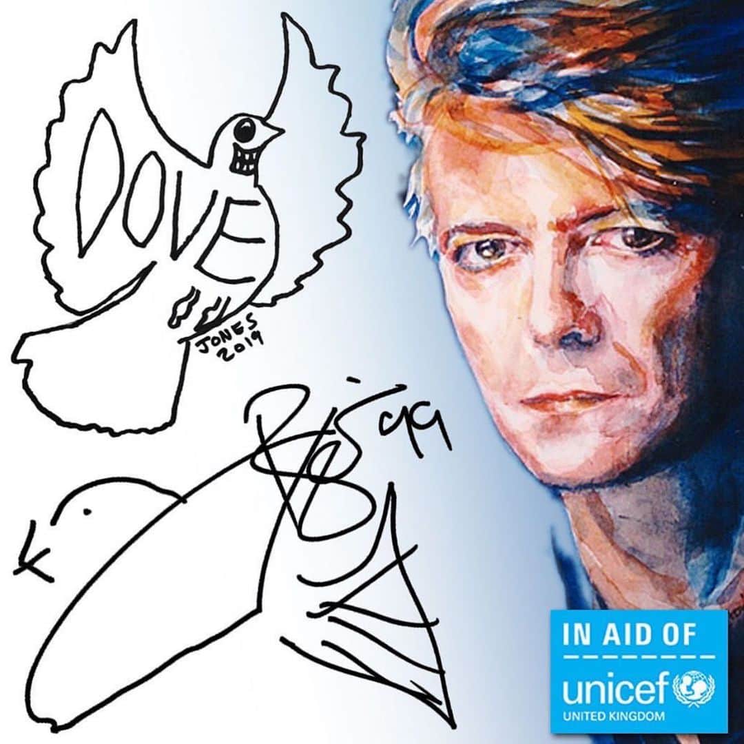 イマン・アブドゥルマジドさんのインスタグラム写真 - (イマン・アブドゥルマジドInstagram)「#ArtSaturday #rp @davidbowie DAVID AND DUNCAN DONATE DOVE DOODLES “Rise together, Through these clouds, As on wings…” This story started with David Bowie twenty years ago and has gone full circle in that time to reach its conclusion tonight.  Doves for Peace was established in 1999 by Dorothy Claxton in response to the plight of innocent children caught up in violent conflicts and fleeing from war torn countries around the world. High profile personalities were invited to make a spontaneous drawing of a dove.  On Thursday 17th October, 2019, from 7:00pm BST, 107 drawings donated to Doves For Peace over the past twenty years will go under the hammer in aid of UNICEF.  The first of those pieces was created by David Bowie (Lot 75) on the 25th October, 1999, and the last was donated just a few days ago by Duncan Jones (Lot 107). View both lots here: https://smarturl.it/DBDJDovesForPeace  Register to auction and see the full catalogue of all 107 doves here: https://smarturl.it/107Doves4Peace  While you're waiting for the auction to start, read the full history of how David Bowie kick-started Doves For Peace here: https://smarturl.it/Doves4PeaceDBFB (Temp link in bio, also leading to auction links)  #DavidAndDuncan #DovesForPeace #Unicef View all 70 comments」10月20日 0時59分 - the_real_iman