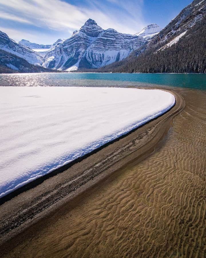 National Geographic Travelさんのインスタグラム写真 - (National Geographic TravelInstagram)「Photo by @kahliaprilphoto | A clash of the seasons: The first snow falls before the lakes freeze for winter in the Canadian Rockies.」10月20日 1時02分 - natgeotravel