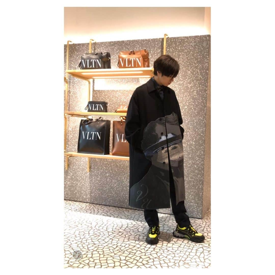 桐山漣さんのインスタグラム写真 - (桐山漣Instagram)「・ #fno ショップ巡り @maisonvalentino  スニーカーがすこぶるかっこええ @undercover_lab  とコラボのコートも🛸」10月20日 1時04分 - renn_kiriyama_official