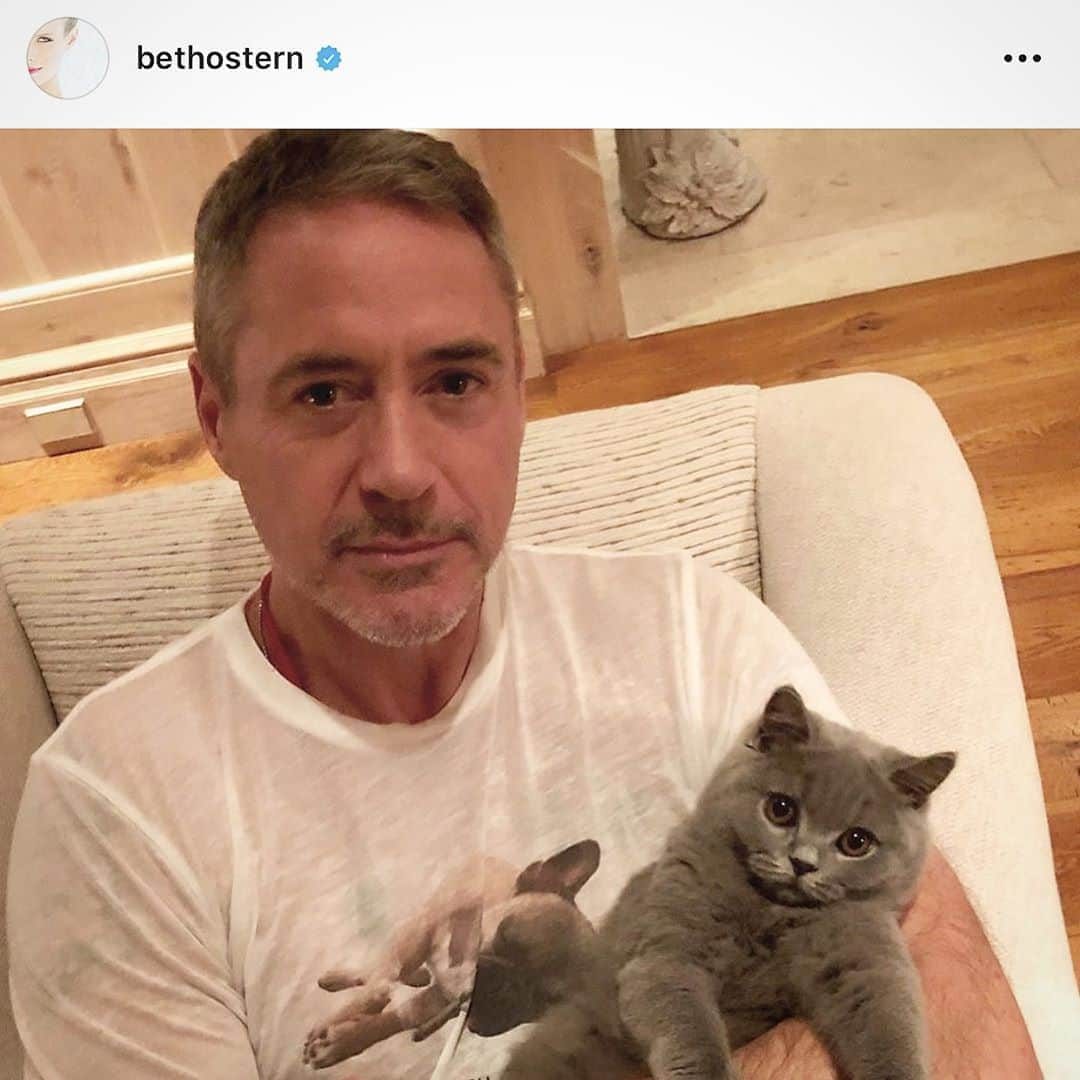 ロバート・ダウニー・Jrさんのインスタグラム写真 - (ロバート・ダウニー・JrInstagram)「#repost @bethostern Helen Rose and I having a little heart to heart... #leschats #cat #cats #dolittlemovie #2020」10月20日 1時09分 - robertdowneyjr