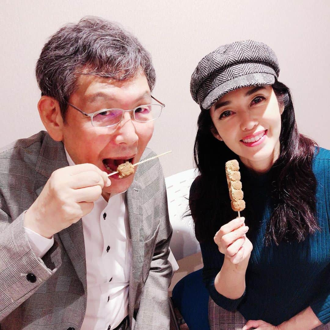 早見優さんのインスタグラム写真 - (早見優Instagram)「With Goto-san, anchor of NHK radio. Enjoying a Japanese snack before our live show. #ラジオ深夜便ビギナーズ  #ラジオ深夜便 #nhkradio #後藤繁榮 さん」10月20日 1時12分 - yuyuhayami