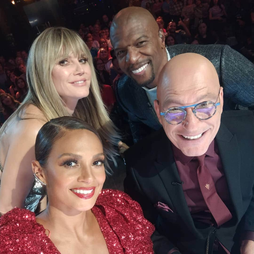 アリーシャ・ディクソンさんのインスタグラム写真 - (アリーシャ・ディクソンInstagram)「Cheese!!! 😀  @heidiklum @terrycrews @howiemandel  #AGTChampions @agt 🇺🇸」10月20日 1時34分 - aleshaofficial