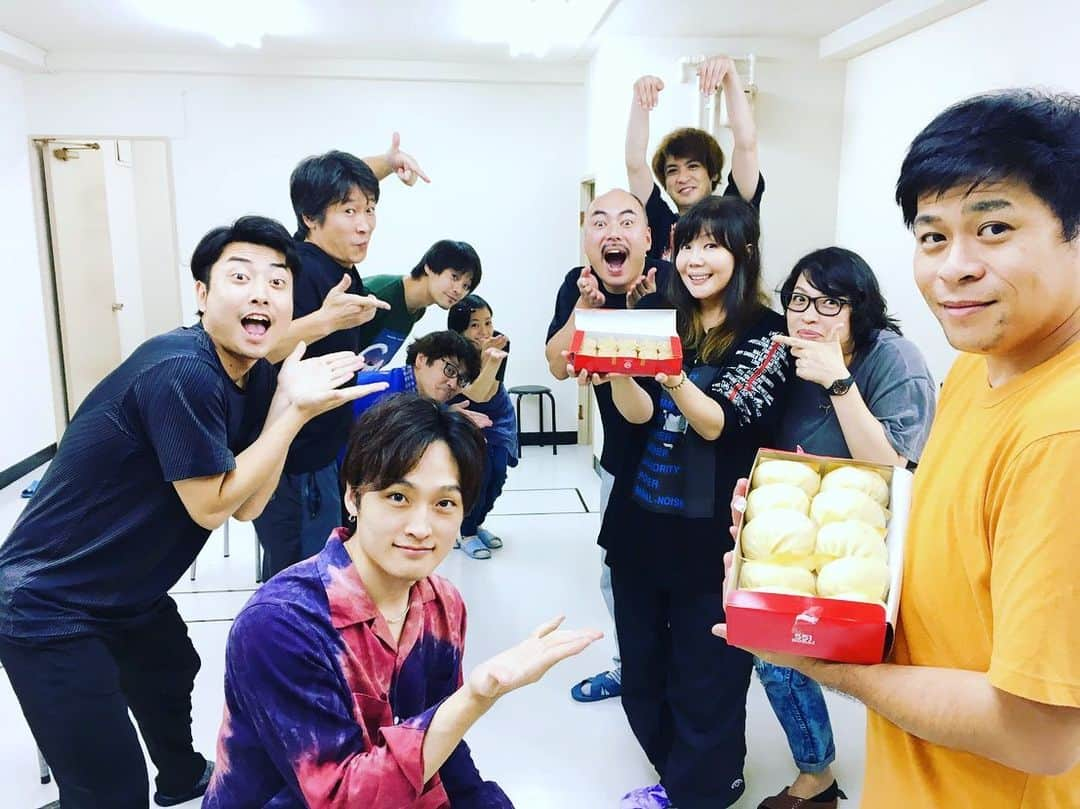 平田裕一郎さんのインスタグラム写真 - (平田裕一郎Instagram)「今日の稽古では、最後のシーンまでひとまずやれました。 作、演出のべっちさんがつぐむ言葉達が最後まで通りました。  うん。  その言葉達が役者の皆さんから放たれて心に刺さって、心が揺れ動かされて。  役になって、そこに役として立って言葉を受けて。  本当に苦しくなる瞬間や、救われる瞬間があって、素敵な言葉達が溢れてます。 久しぶりの会話劇。  会話劇しか出来ないものがそこにあって、様々な人達の葛藤や人生がそこにある。  本当に毎日楽しいです。  自分の部屋に戻ってふと1日を振り返ると、やっぱり笑顔になる。  そんな作品。  そして、そんな劇団。  それが空晴さんなんだなって。  そんな作品に携われて本当に幸せで嬉しいです。  是非、見に来て欲しいな。  がっつり苦悩して、 笑う平田がいます。  いや僕じゃないけど、 役を通してそこに「ボク」がいます。  今日もありがとう！  また明日。」10月20日 1時36分 - yuichiro_hirata