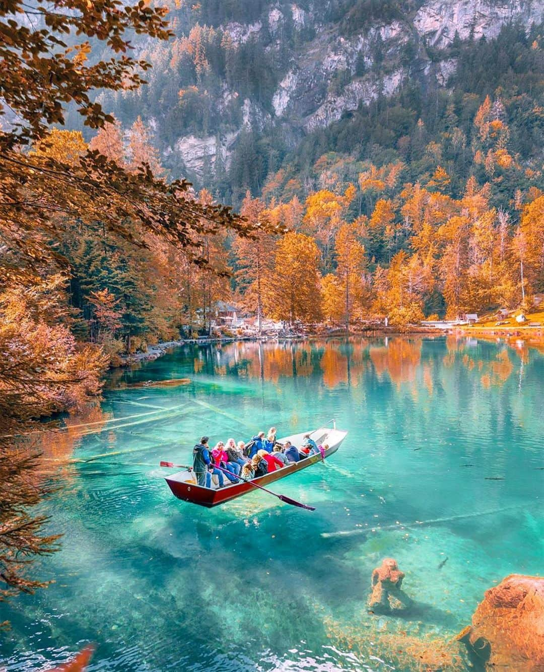 Wonderful Placesさんのインスタグラム写真 - (Wonderful PlacesInstagram)「Fall in Blausee - Switzerland ✨❤️❤️❤️✨ . Picture by ✨✨@kyrenian✨✨ #wonderful_places for a feature 🍁❤️」10月20日 1時39分 - wonderful_places