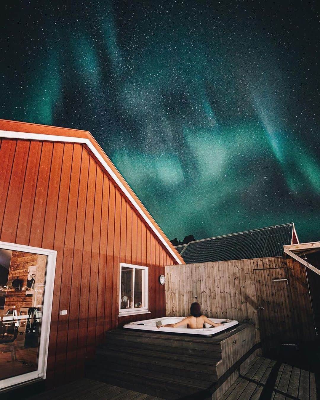 BEAUTIFUL HOTELSさんのインスタグラム写真 - (BEAUTIFUL HOTELSInstagram)「No better way than sitting in a jacuzzi 🏊to observe the Northern Lights💚 flashing over you. While you're at it, this lodge can hook you up with professional local guides to do activities like fishing, skiing, cooking, kayaking, diving...whatever you want, to experience Norway authentically🇳🇴! Who just added this to their bucket list? (📷: @julia_kivela 📍: @hattvikalodge, #Norway)」10月20日 1時46分 - beautifulhotels