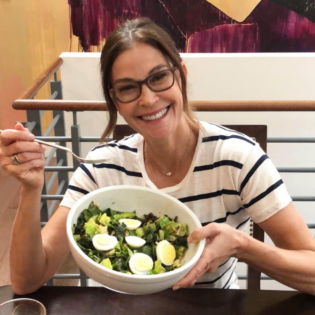 テリー・ハッチャーさんのインスタグラム写真 - (テリー・ハッチャーInstagram)「Salad for Lunch!! Yes I know salad is boring. Healthy can feel boring but this video offers an easy way to give your body key nutrition for reaching your goals. Eat well for the win! Eat to keep inflammation at bay. 😊#hatchingchange #salad #healthymeals #grilledveggies #antiinflammation #beyourbestself #happysaturday. Link in bio」10月20日 1時58分 - officialterihatcher
