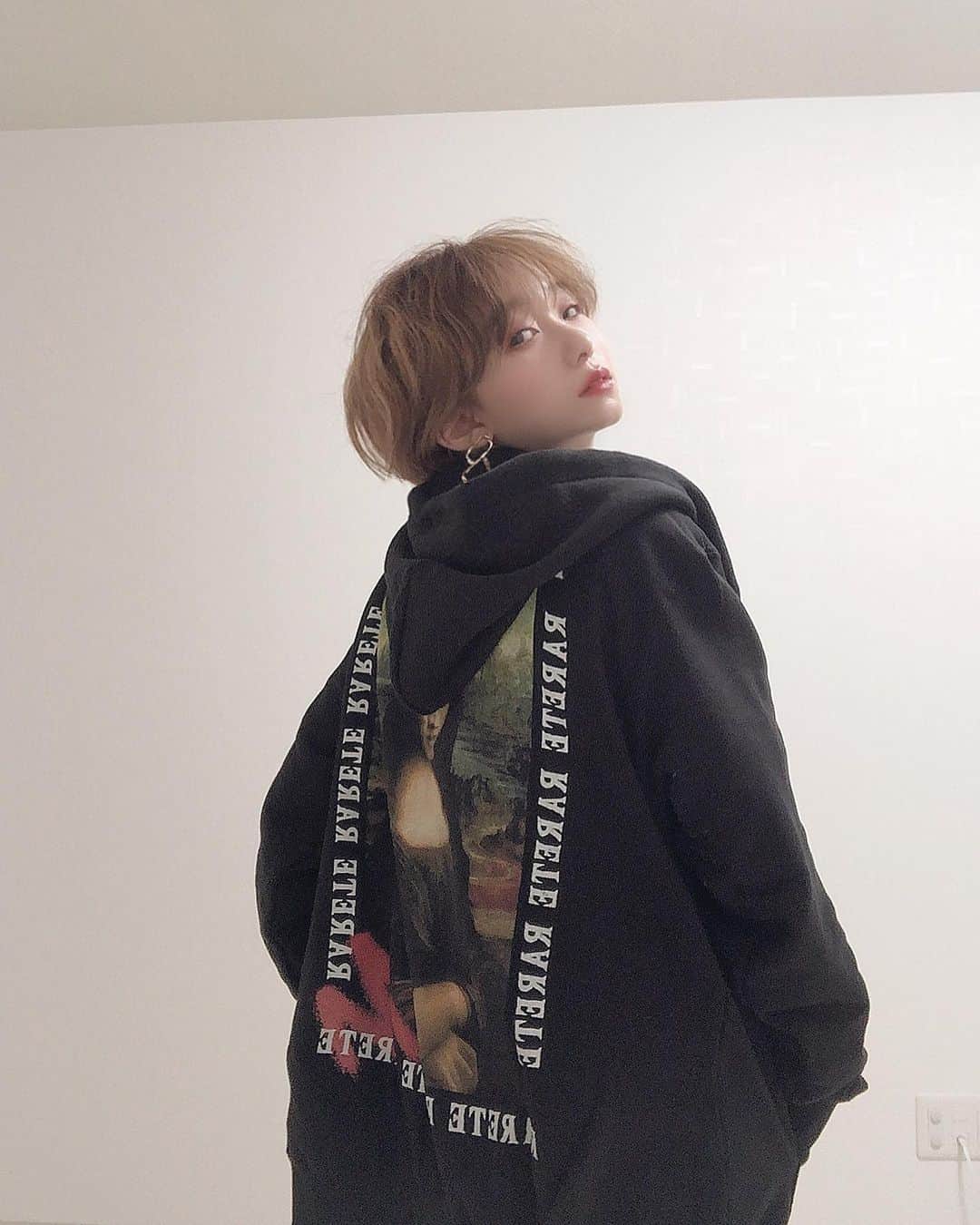 のインスタグラム：「もー１着、新しいお洋服ご紹介🧡👏 . レオナルドダ・ビンチがプリントされたかっこいいぱーかー🧡 . これほのかもお気に入り♪ ブランドは違うけどさっき紹介した中に着てるTシャツ同様、これもユニセックスなので男女共に使えちゃいます💓 . #likeforlikes#followforfollowback#photooftheday#likeforfollow#follow4follow#instagood#❤#いいね返し#巨乳#谷間#酒#smile#飲み会#ススキノ#ホステス#キャバクラ#キャバ嬢#ニュークラブ#フィリア#バルセロナグループ#ユニセックス#rarete#liquidroom」