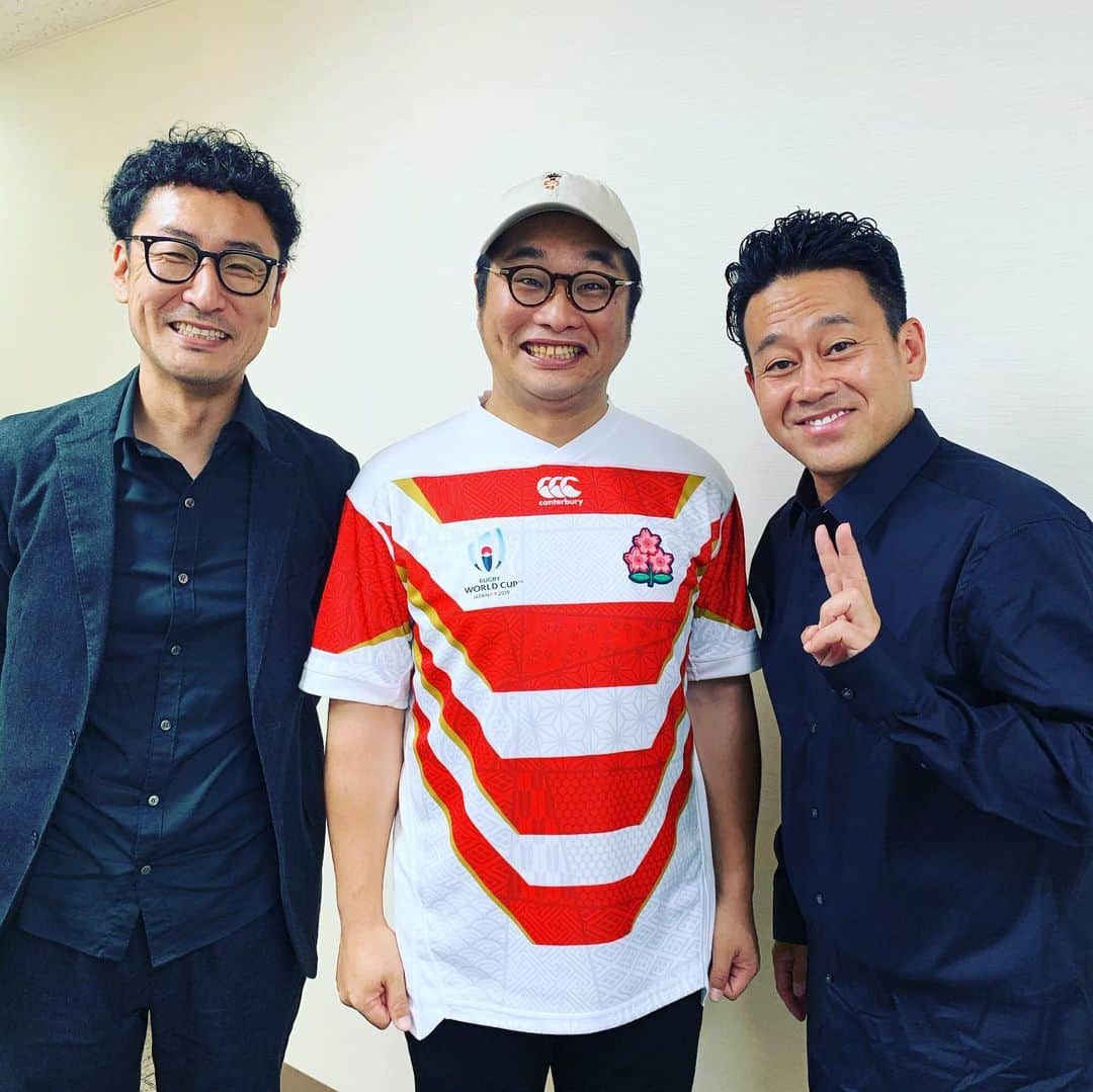 松尾諭のインスタグラム：「京都国際映画祭舞台挨拶。 いま最もフォマールなJAPANのジャージで登壇しました。 キャップは堀江翔太選手！ 日が変わっていよいよ今夜決戦！GO JAPAN！ #京都国際映画祭 #ヤウンペを探せ #宮川大輔 #宮脇亮監督 #oneteam #rugby #堀江翔太 #グッドウォーキン上田 #刺繍」