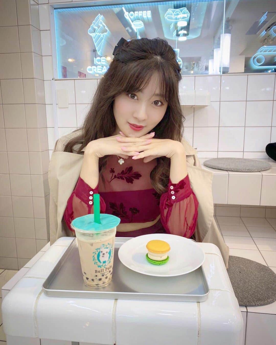 伊藤愛梨さんのインスタグラム写真 - (伊藤愛梨Instagram)「チーズホットクと、トゥンマカロンとタピオカが融合したカフェに行ってきました☕️ @remicone . . . . . ・ ・ ・ ・ ・ ・ ・ #ガーリー #可愛い#大人可愛い#コーデ#コーディネート#コスメ#メイク#オフショル#ヘアスタイル  #ピンク#スタイル#デニム#大人カジュアル#韓国  #韓国ファッション#インスタ映え#liliybrown #あいりんまる  #pink#koreanfashion#koreanmacaron  #lillilly  #snidel #原宿 #トゥンカロン #韓国マカロン」10月20日 2時27分 - ilovely1007_