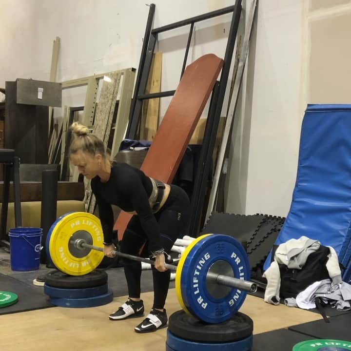モーガン・キングのインスタグラム：「This is @powerandgraceperformance October witchcraft. It has nothing to do with me being out of shape or me missing jerks. Bring it... but be kind of nice. I’ll be home soon team. • Shout out to @pzavaglia helping me barely get through that heroic second rep. • • • #powerandgraceperformance #weightlifting #strugglebus #homewardbound #youreajerkcycle」