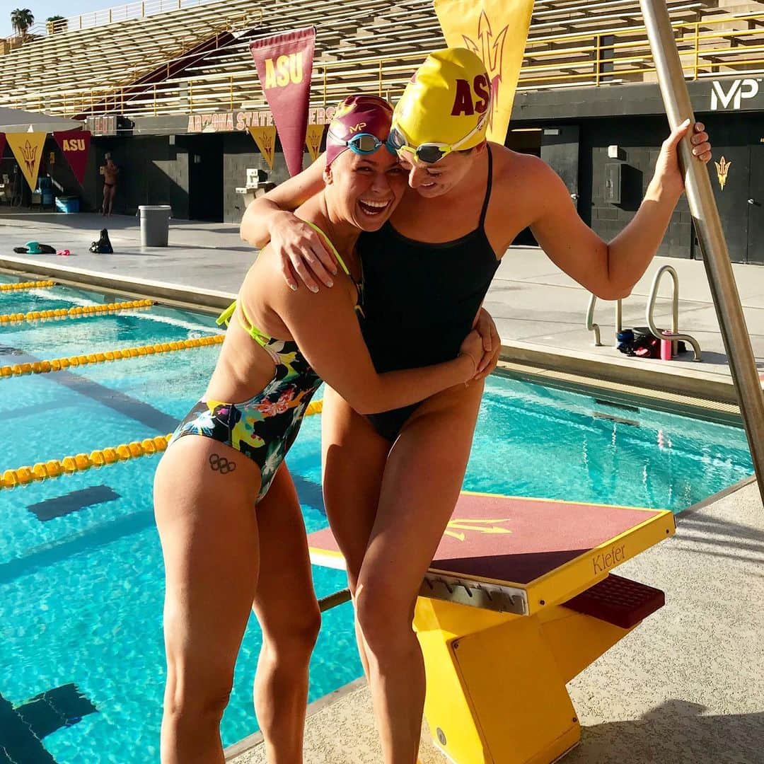 アリソン・シュミットのインスタグラム：「We still laugh when the ketchup bottle farts 👯‍♀️ #laughteristhebestmedicine」