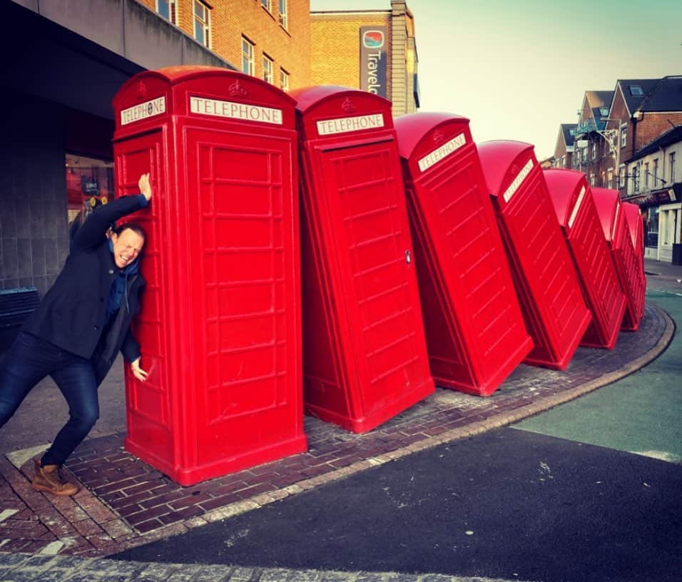 リック・バーチのインスタグラム：「I can’t hold these much longer!.. gig is about to start!!! . #kingstonart #SURVIVING」