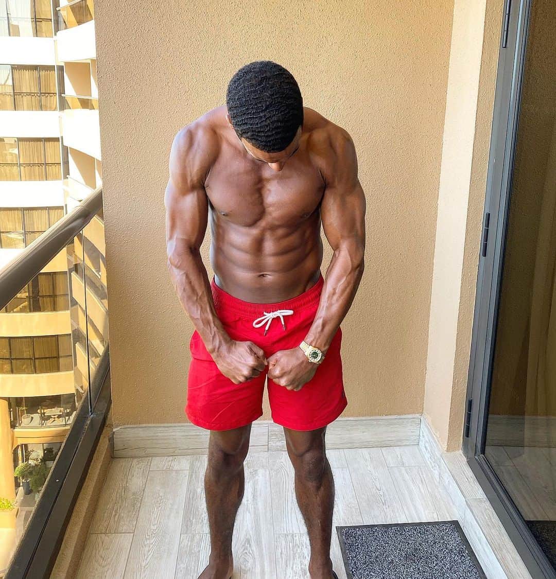 スコット・シンクレアのインスタグラム：「...No matter what the situation, I’m focused and ready..! • • • #hardwork #gym #imready #patience #shredz #ripped #focused #belief #determination」