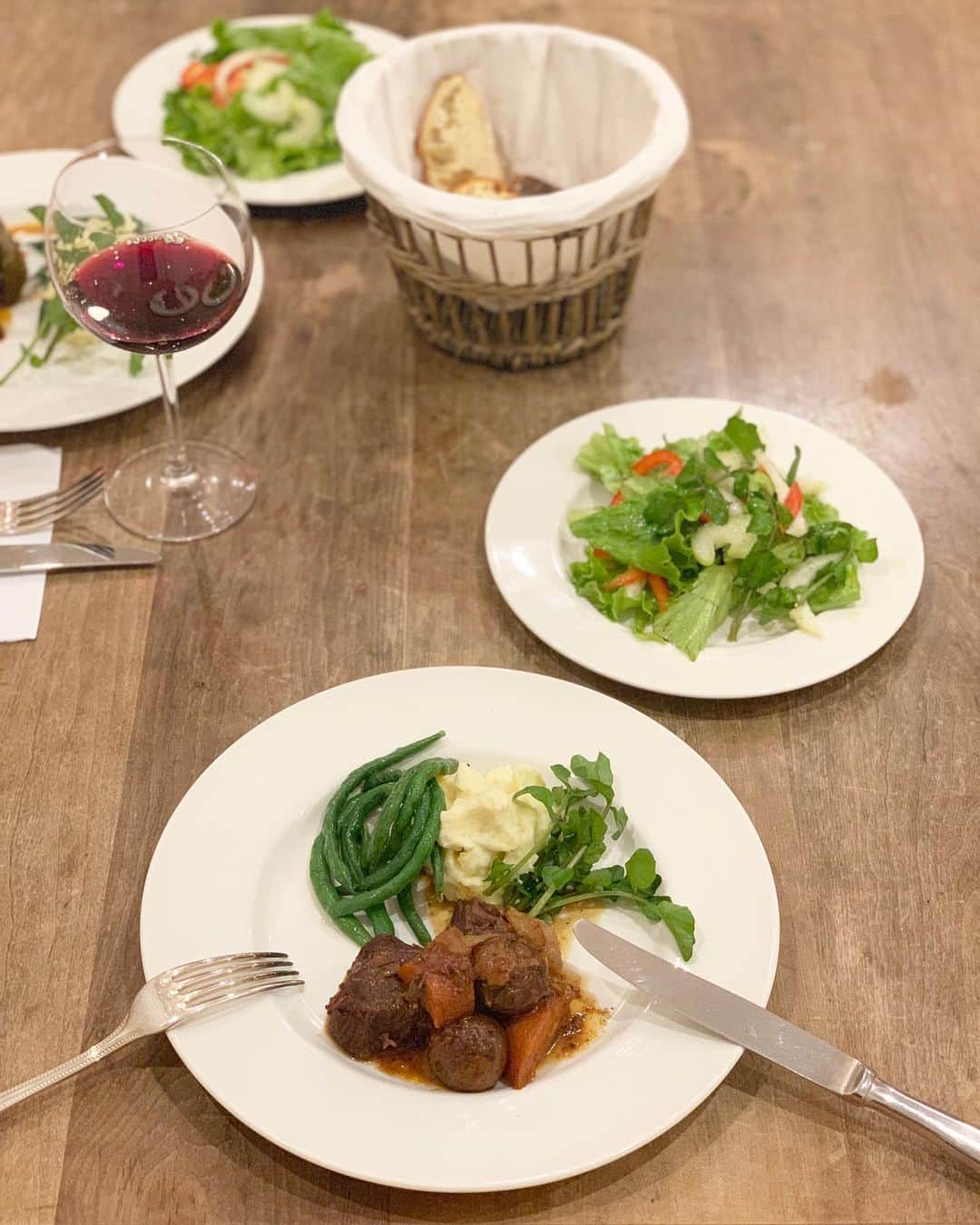 藤原美智子さんのインスタグラム写真 - (藤原美智子Instagram)「恒例、#夫週末料理 は #牛肉の赤ワイン煮込み。 ・ 玉ねぎ、トマト、セロリ、にんじん、ニンニク、シングルモルト、バルサミコ、赤ワインで3時間コトコト。 ・ 付け合わせは #インゲンのバターソテー と、庭で採れたジャガイモで作った #マッシュドポテト。 ・ 赤ワイン煮込みにしたのは、開けたままの赤ワインを使っちゃいたかったら、だそう🍷 美味しかったー😆ごちそうさまでした💓 ・ 煮込んでいる間、映画「マダム・フローレンス」を鑑賞。夫に「この歌い方の感じ、聞き覚えがあるなぁ」と言われてしまいました…、確かに😅 ・ 夜、何回か地震があったので、寝不足の朝（´-`）.｡oO #おうちごはん #料理男子 #藤原美智子#fujiwaramichiko #ladonna #michikolife」11月18日 6時27分 - michiko.life