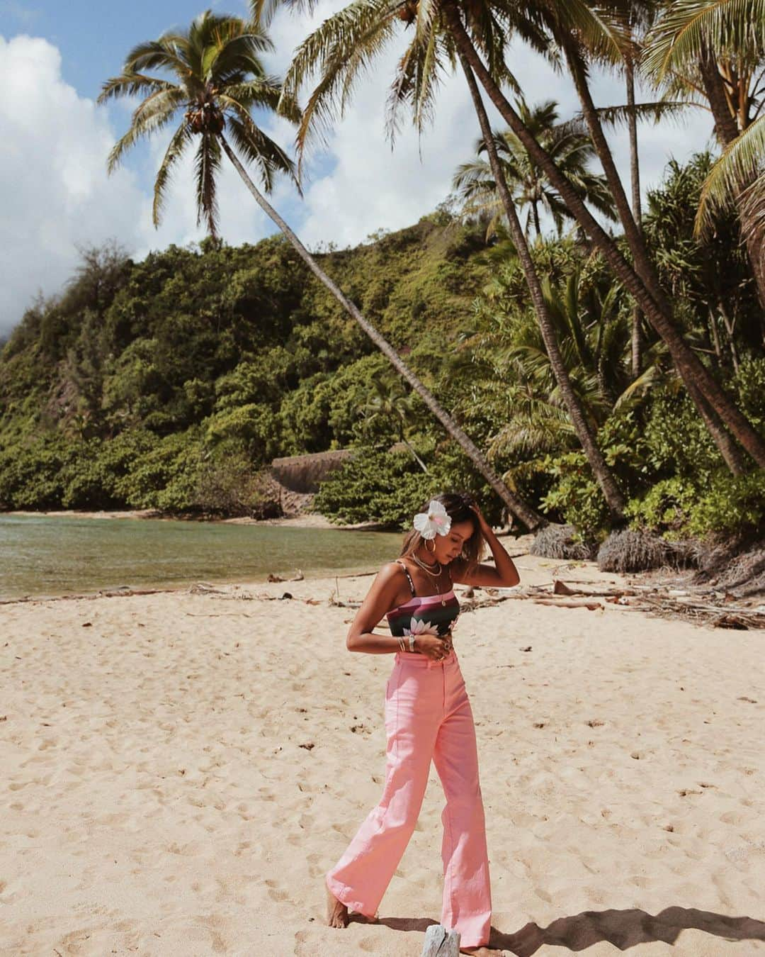 ジュリー・サリニャーナさんのインスタグラム写真 - (ジュリー・サリニャーナInstagram)「Found this hidden gem. 🌴🥥💕」11月18日 6時33分 - sincerelyjules